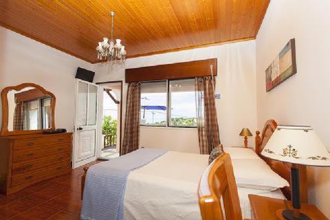 Deluxe Suite with Spa Bath - Photo 6