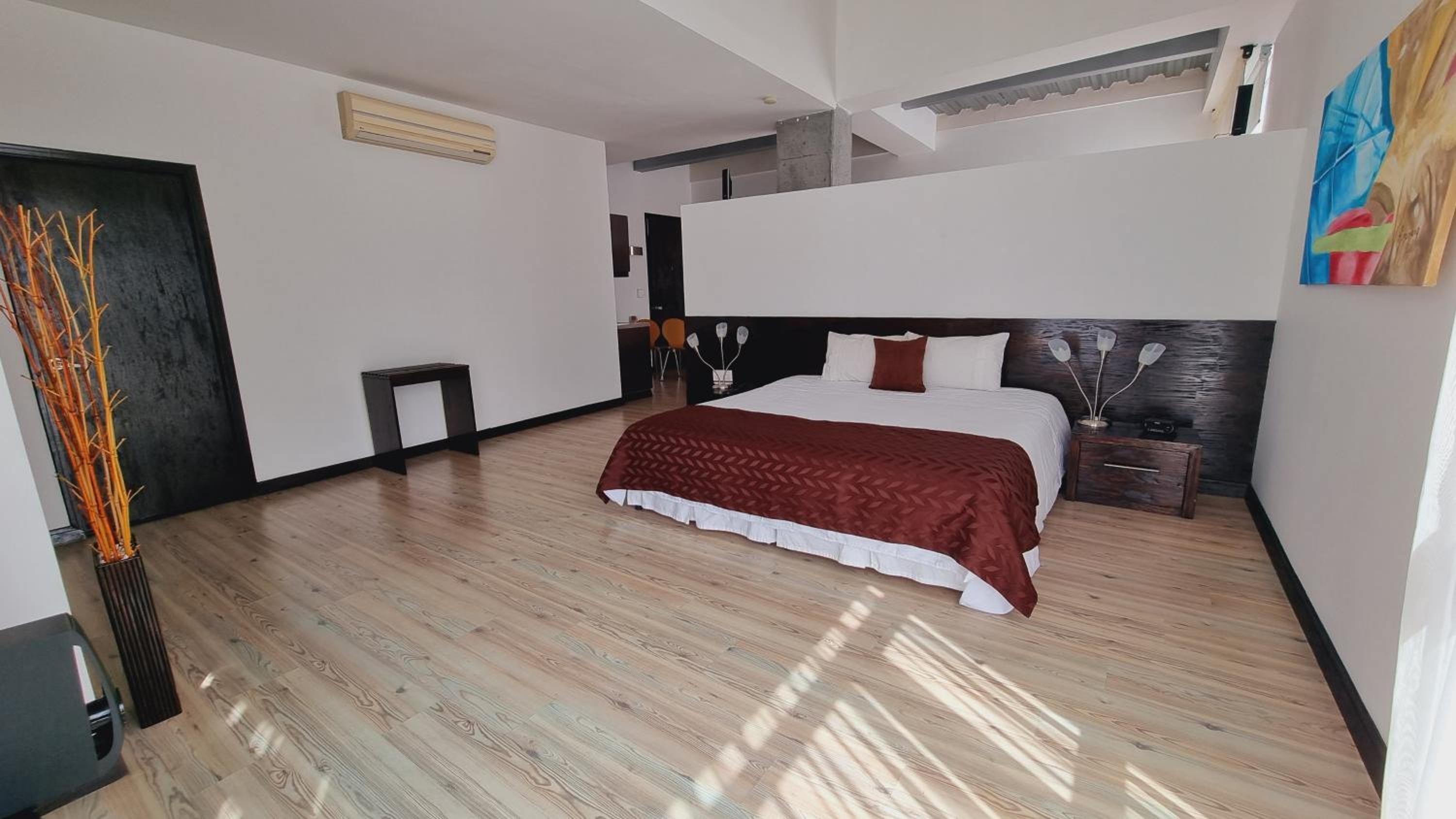 Suite - Photo 16