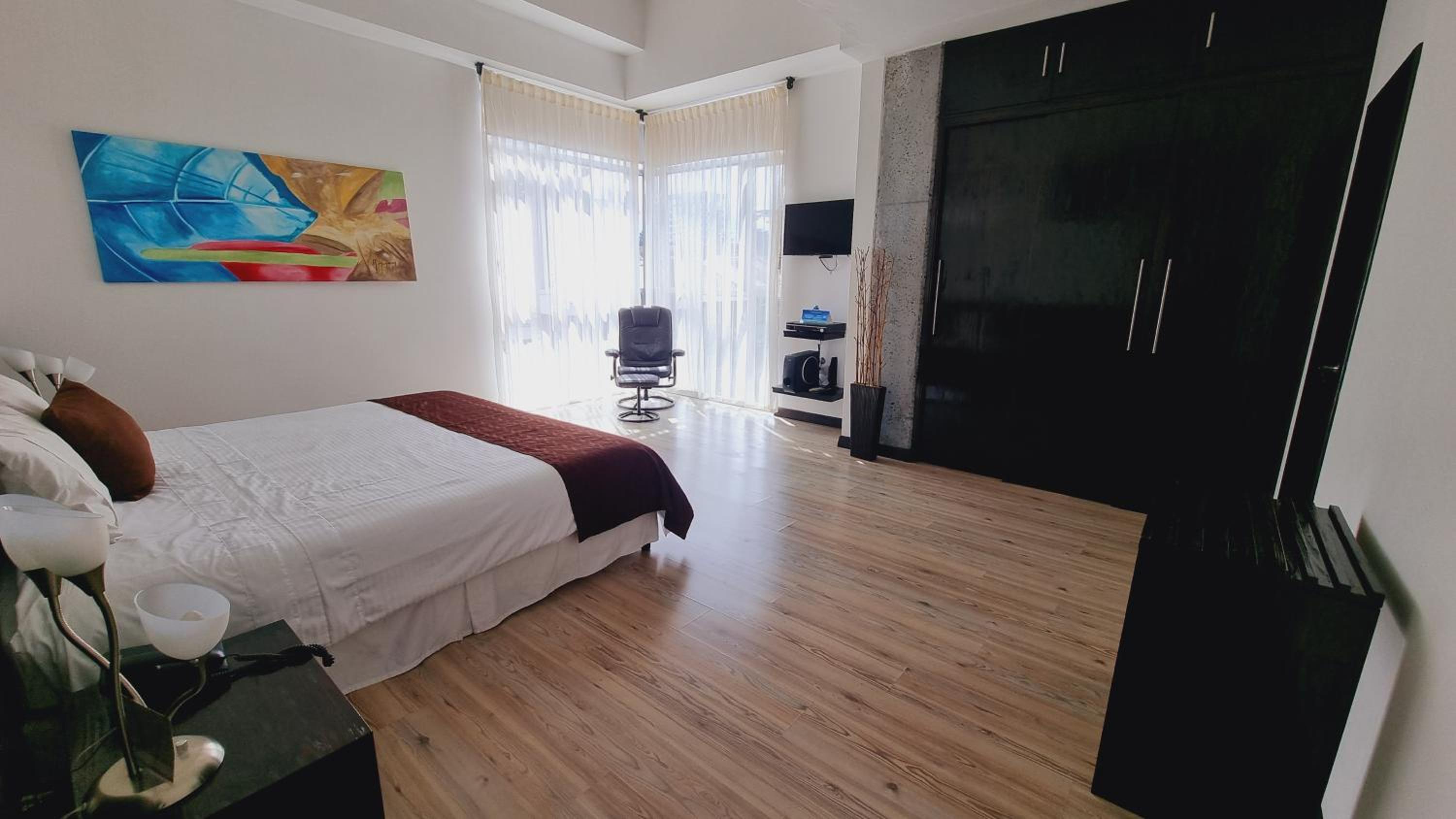 Suite - Photo 5
