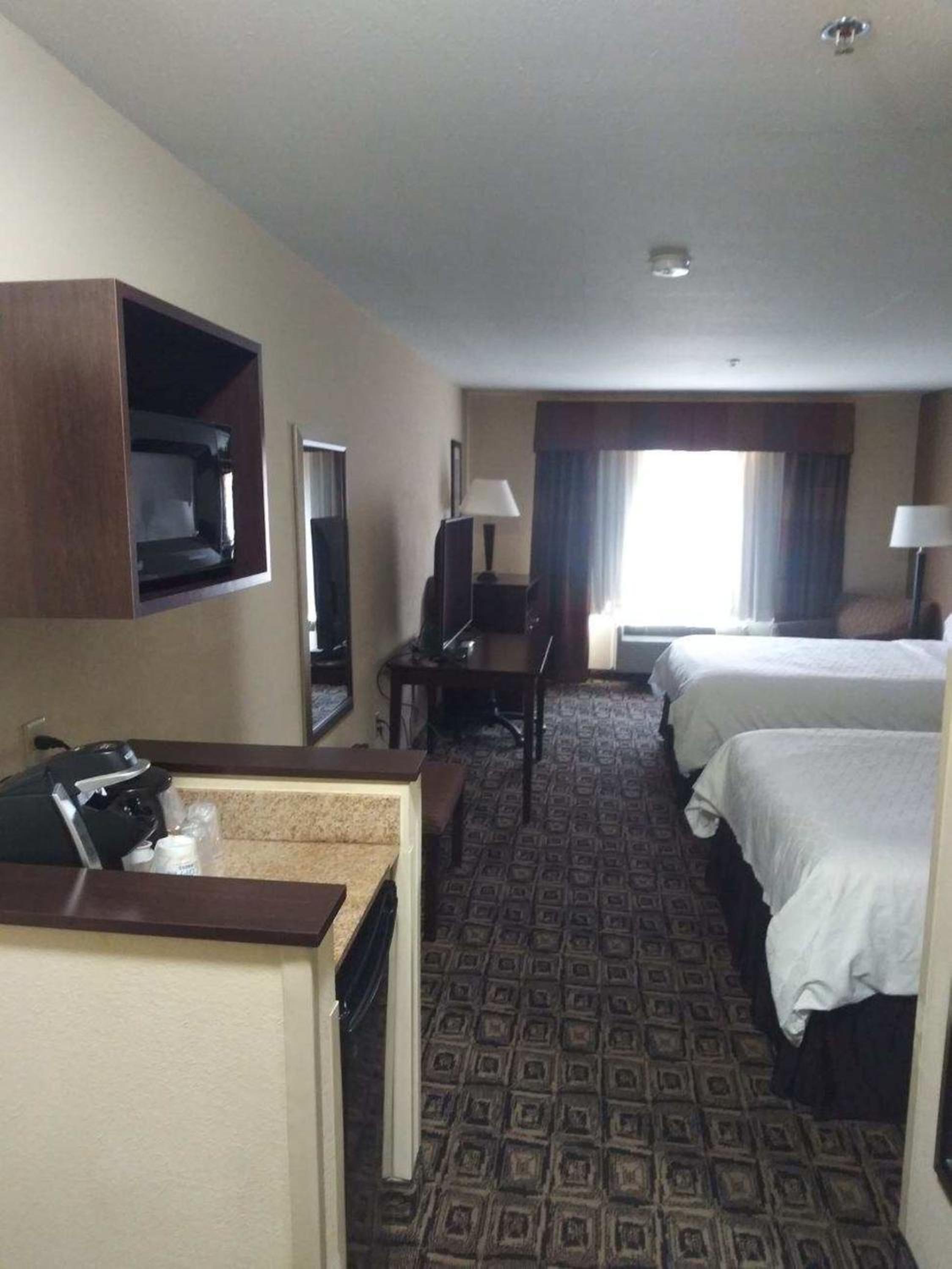 Standard Queen Room with Two Queen Beds - Photo 3