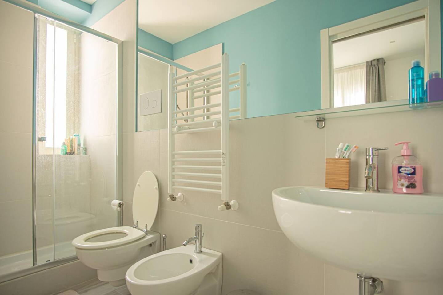 Double Room with Private Bathroom - Photo 2