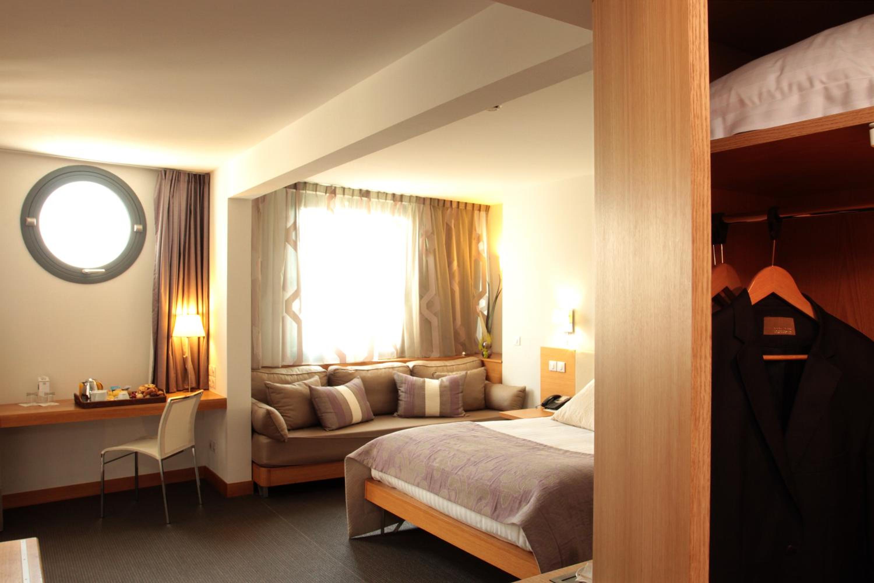 Junior Queen Suite with Sea View - Photo 9