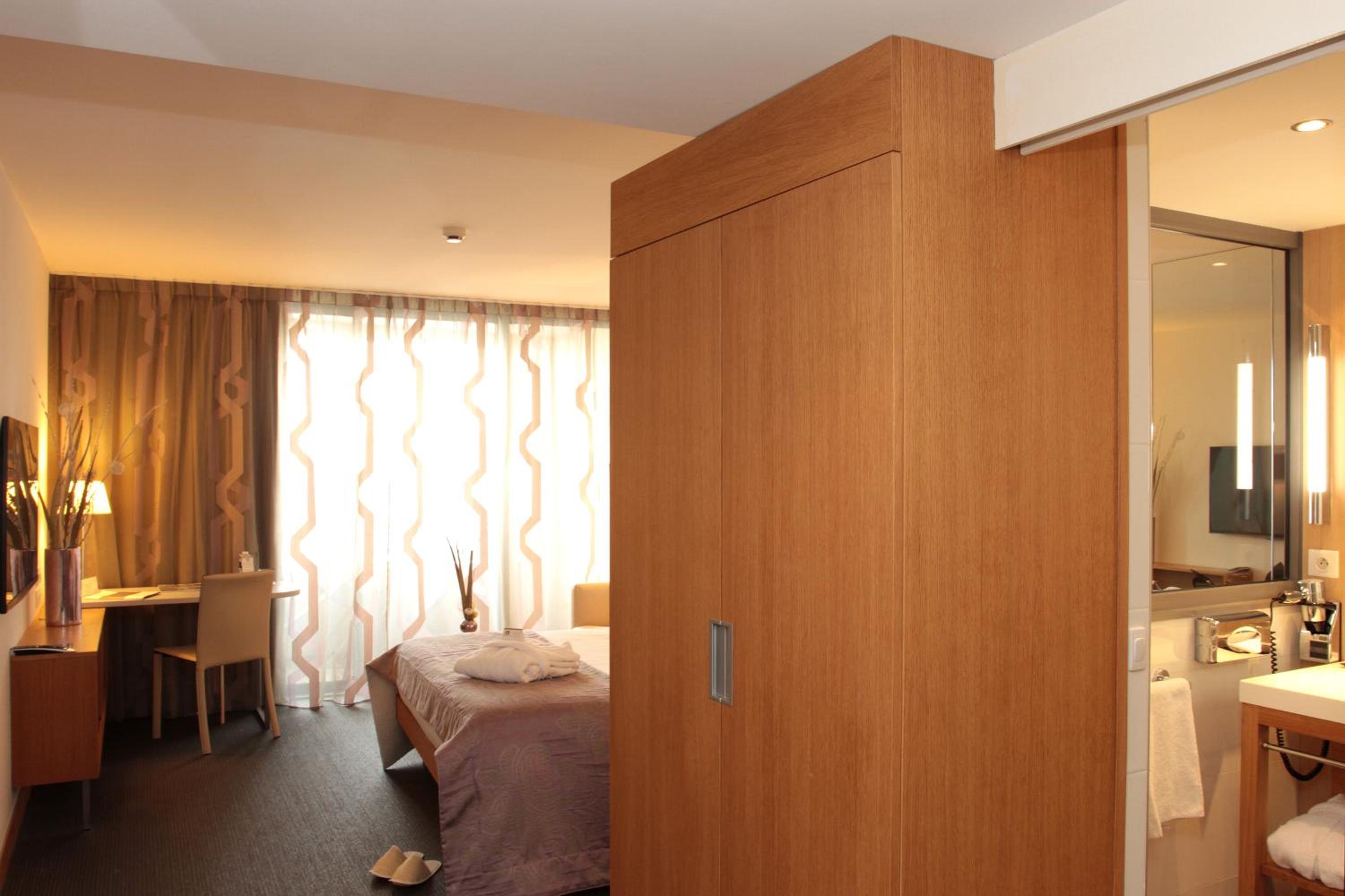 Junior Queen Suite with Sea View - Photo 8