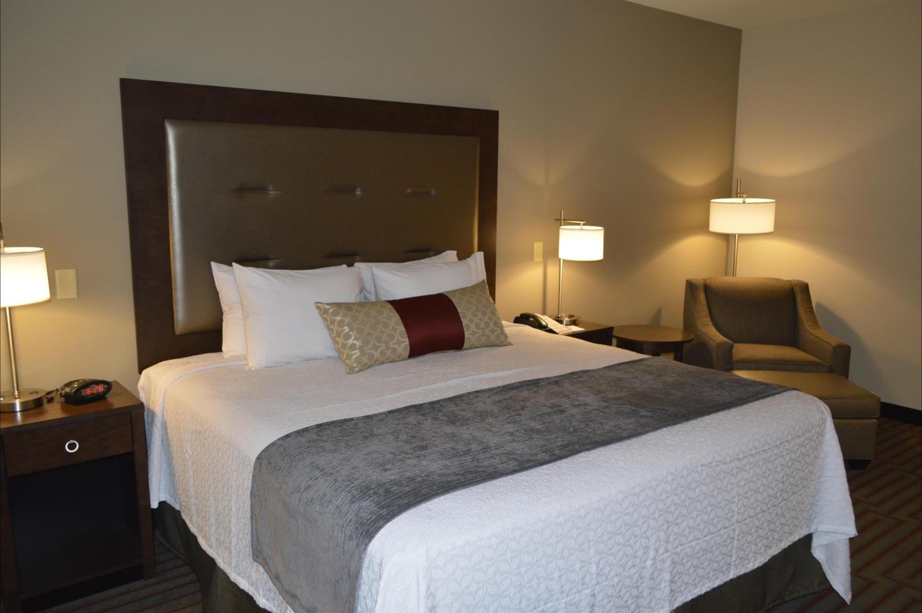 King Room with Roll-in Shower - Disability Access/Non-Smoking photo 2