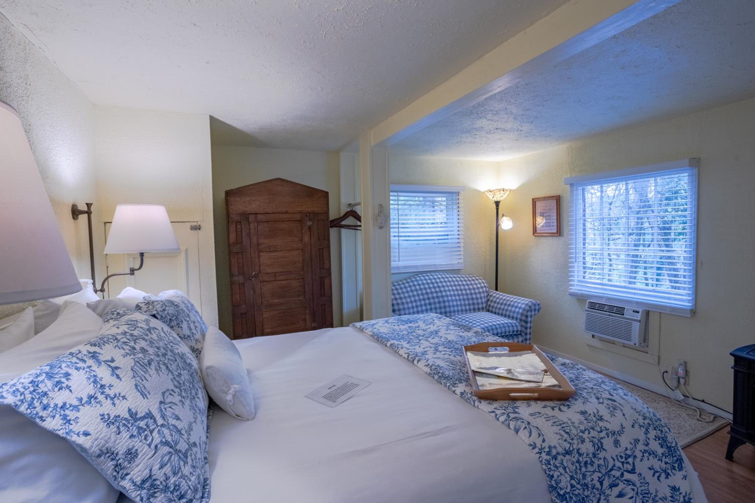 Single Room with Spa Bath and Mountain View photo 2