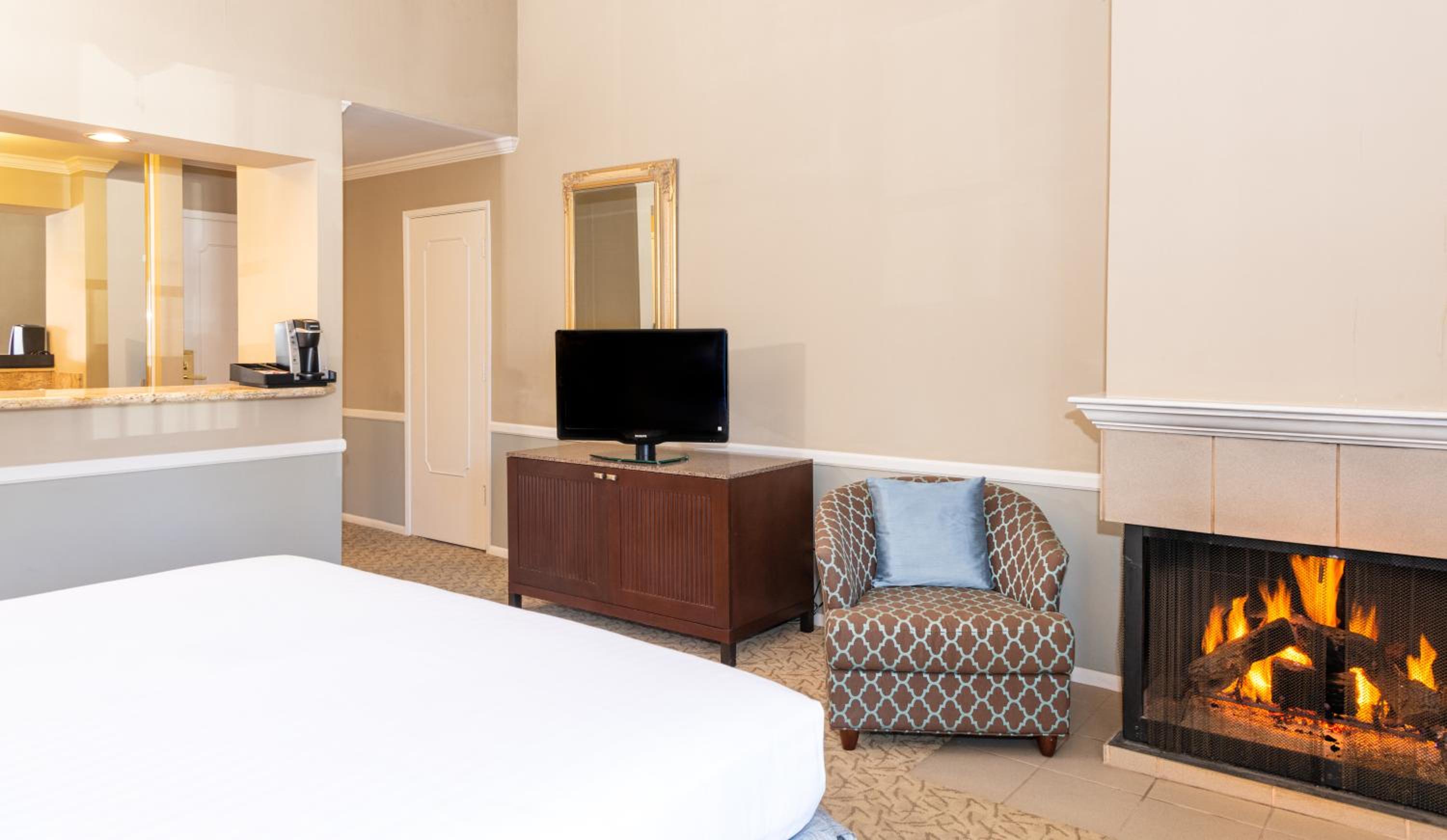 Deluxe King Room - Photo 3