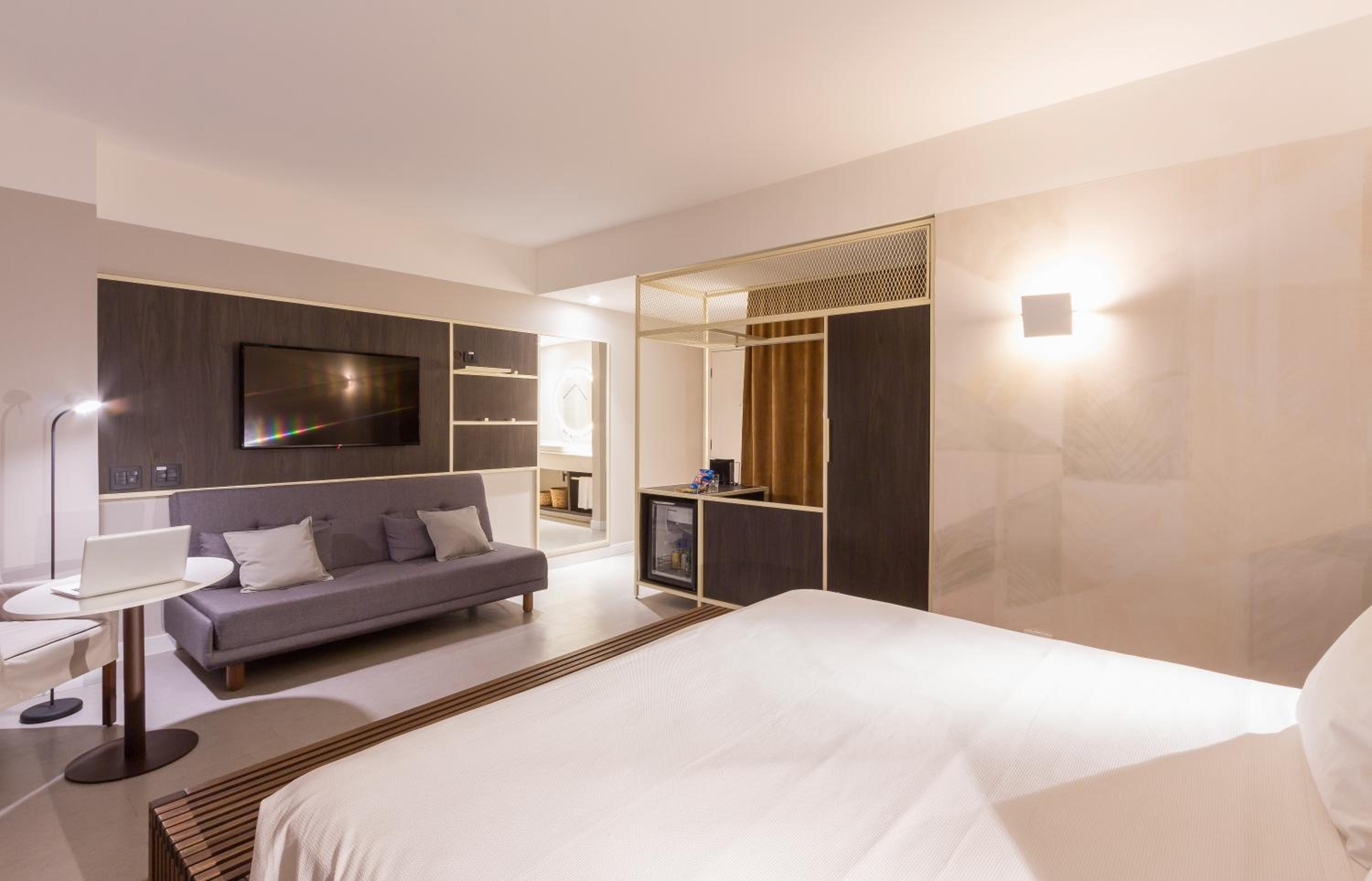 Luxury Family Room with One King Bed and Sofa Bed - Photo 4