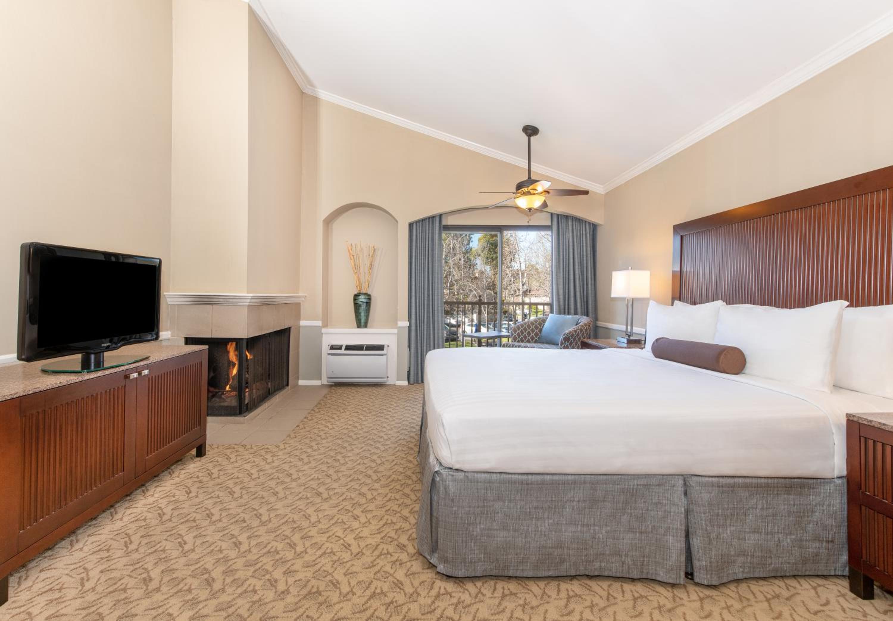 Deluxe King Room - Photo 1
