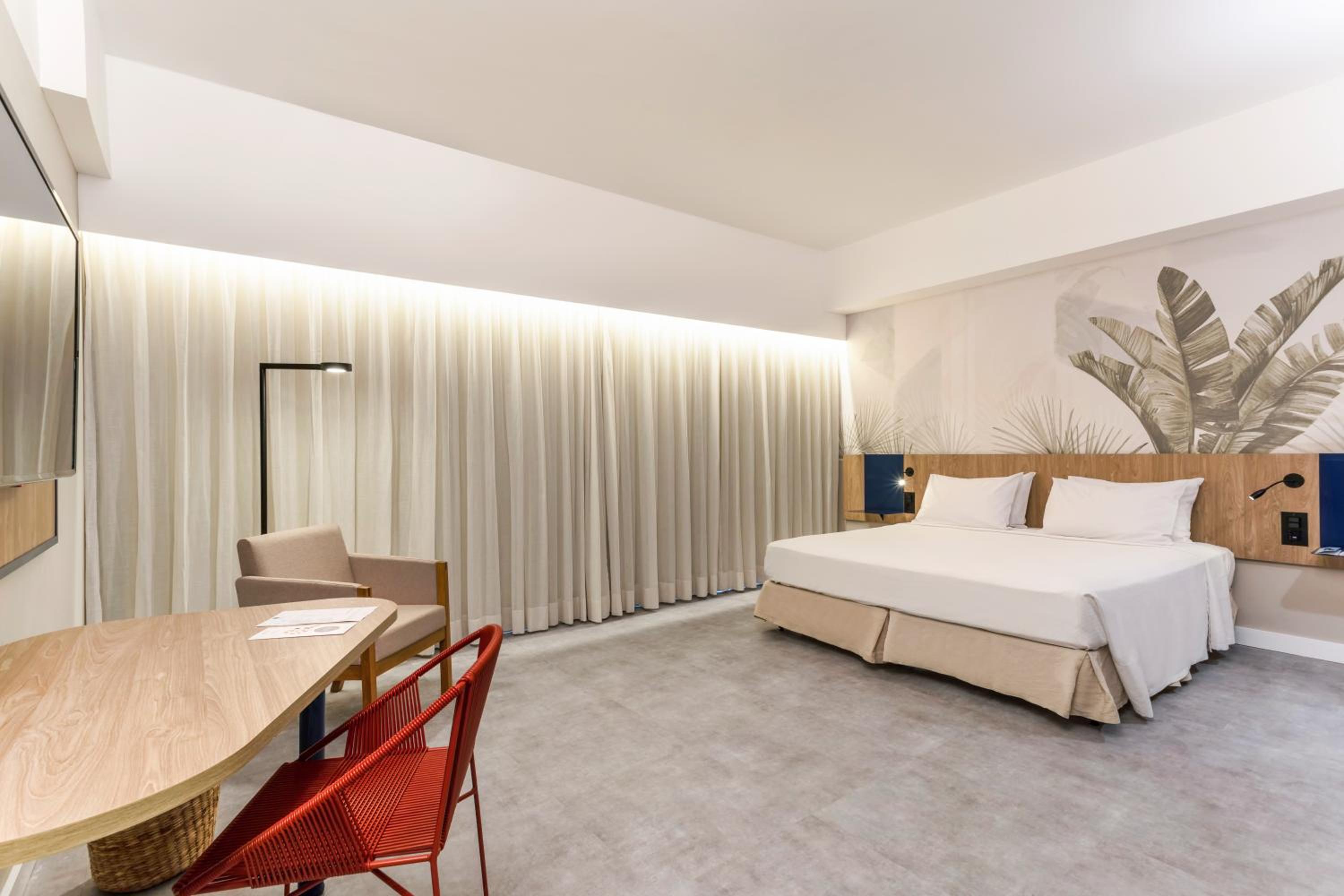 Luxury King Apartment with Beach View - Photo 1