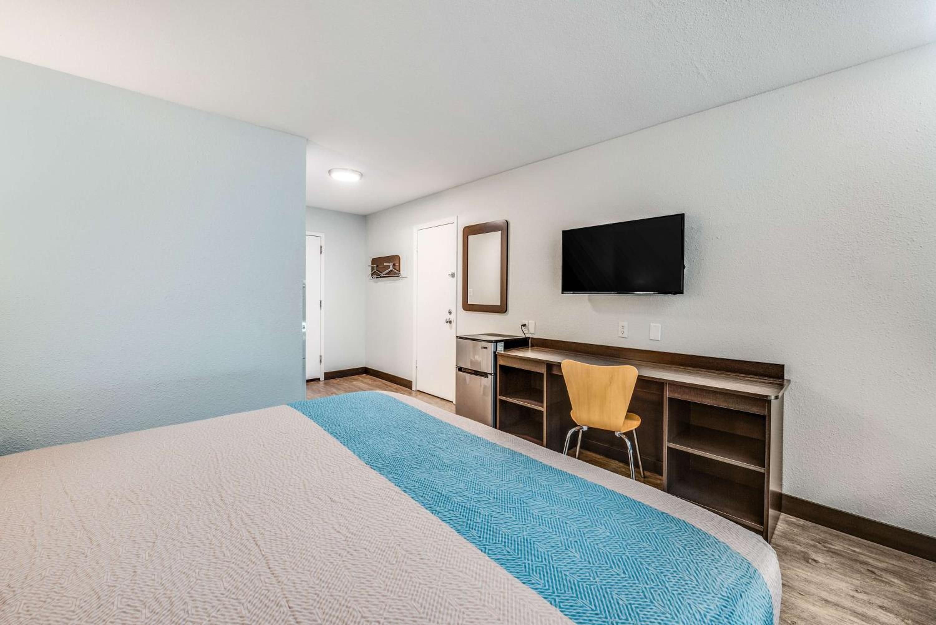  Deluxe King room- Non-Smoking- Microwave and Mini Fridge photo 2