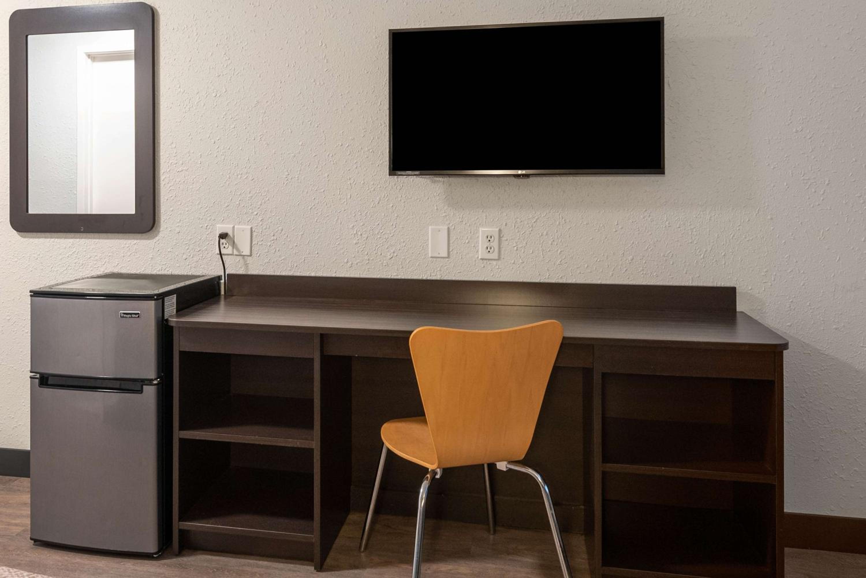  Deluxe King room- Non-Smoking- Microwave and Mini Fridge photo 3