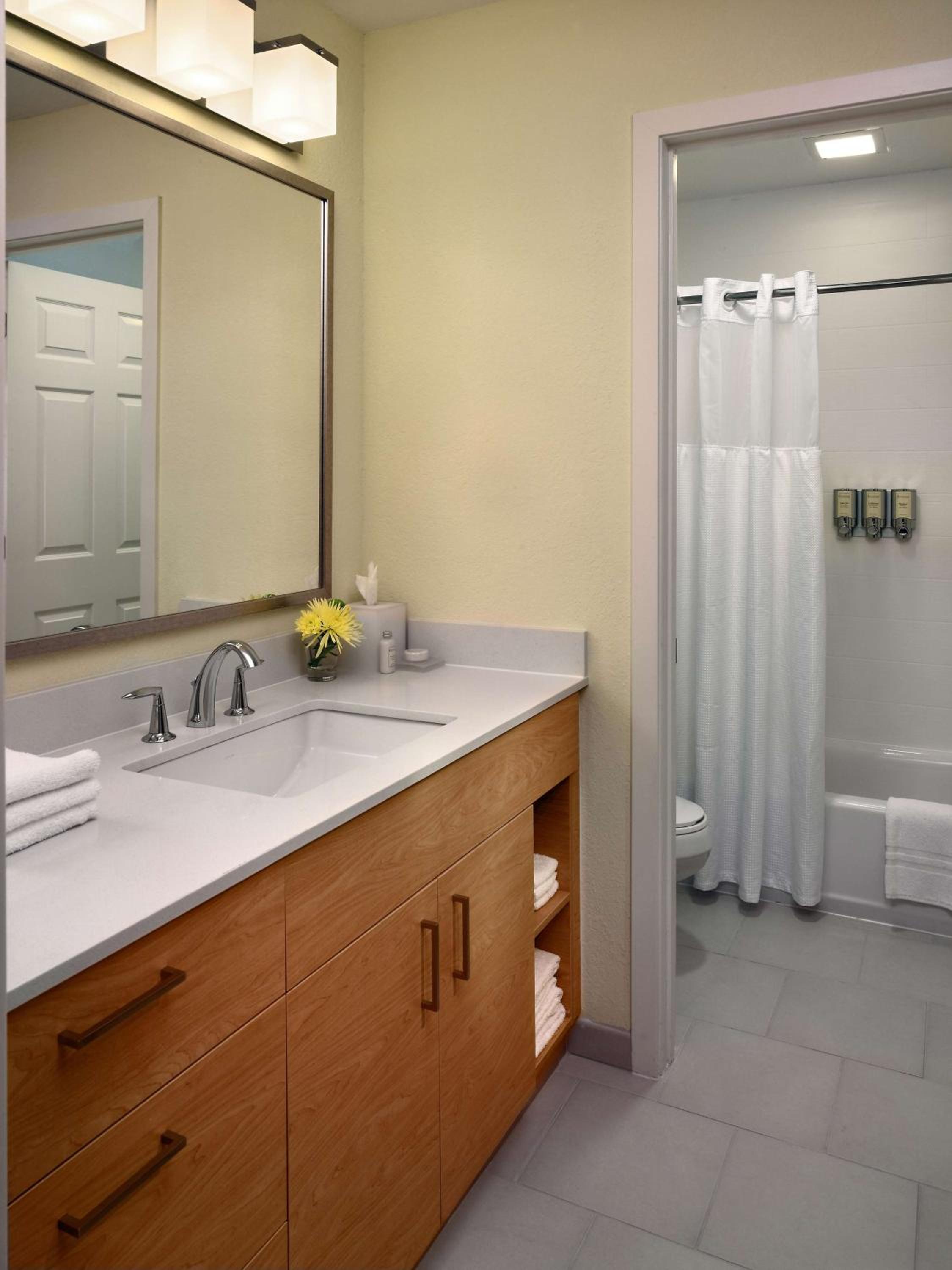 One-Bedroom King Suite - Non-Smoking - Photo 3