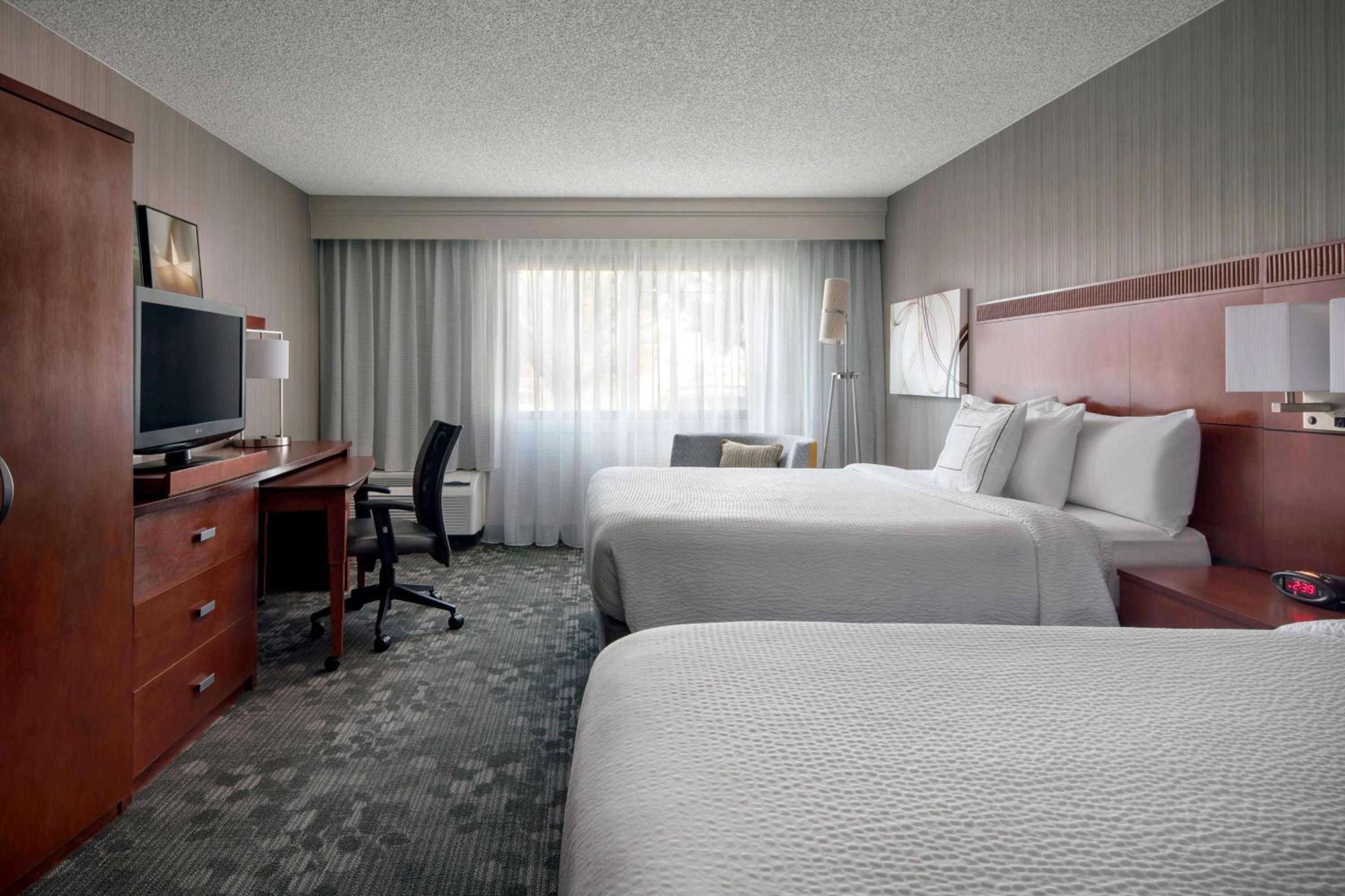 Hearing Accessible Guestroom Two Queens - Photo 5