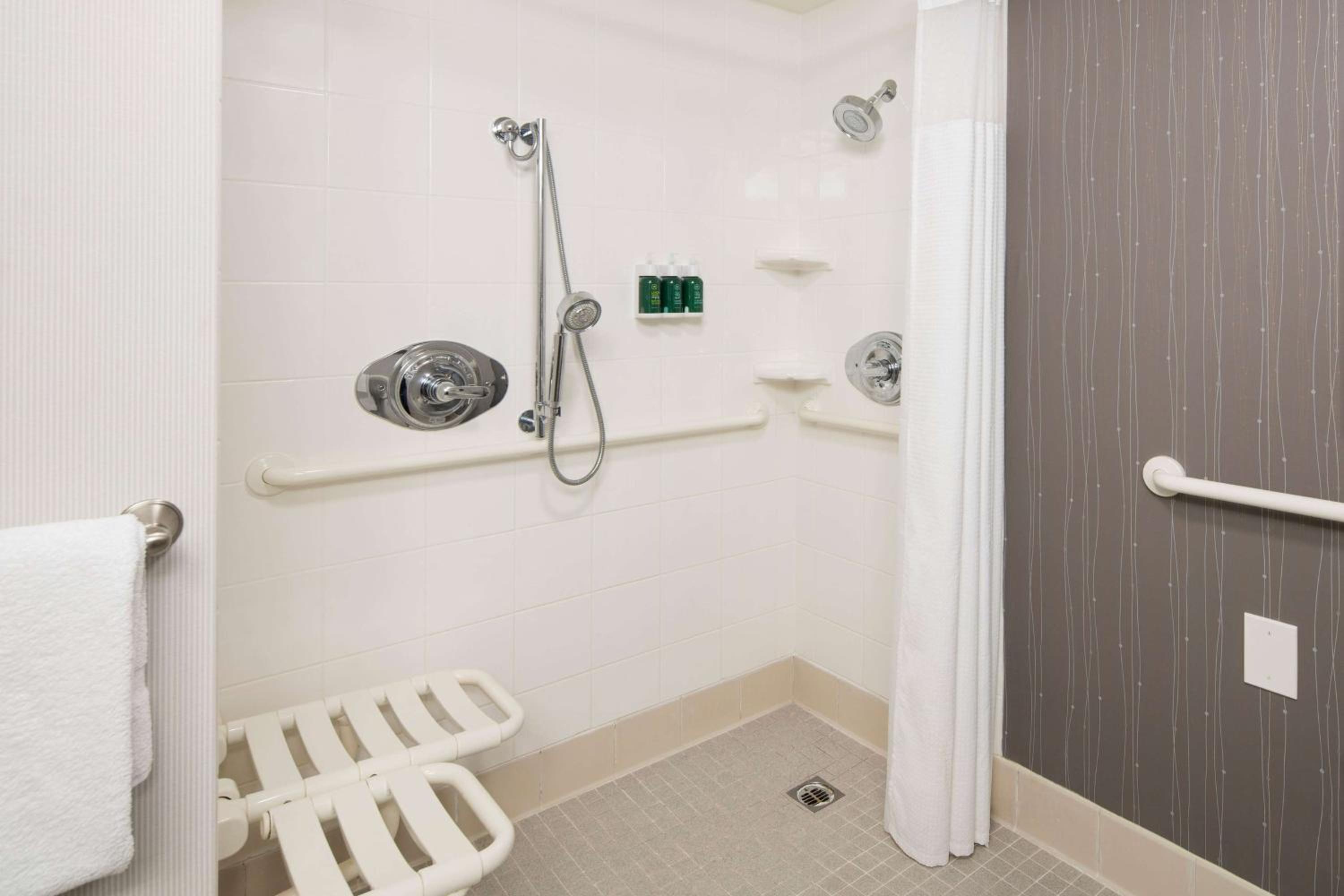Mobility Accessible Guestroom Two Queens Roll-In Shower - Photo 6