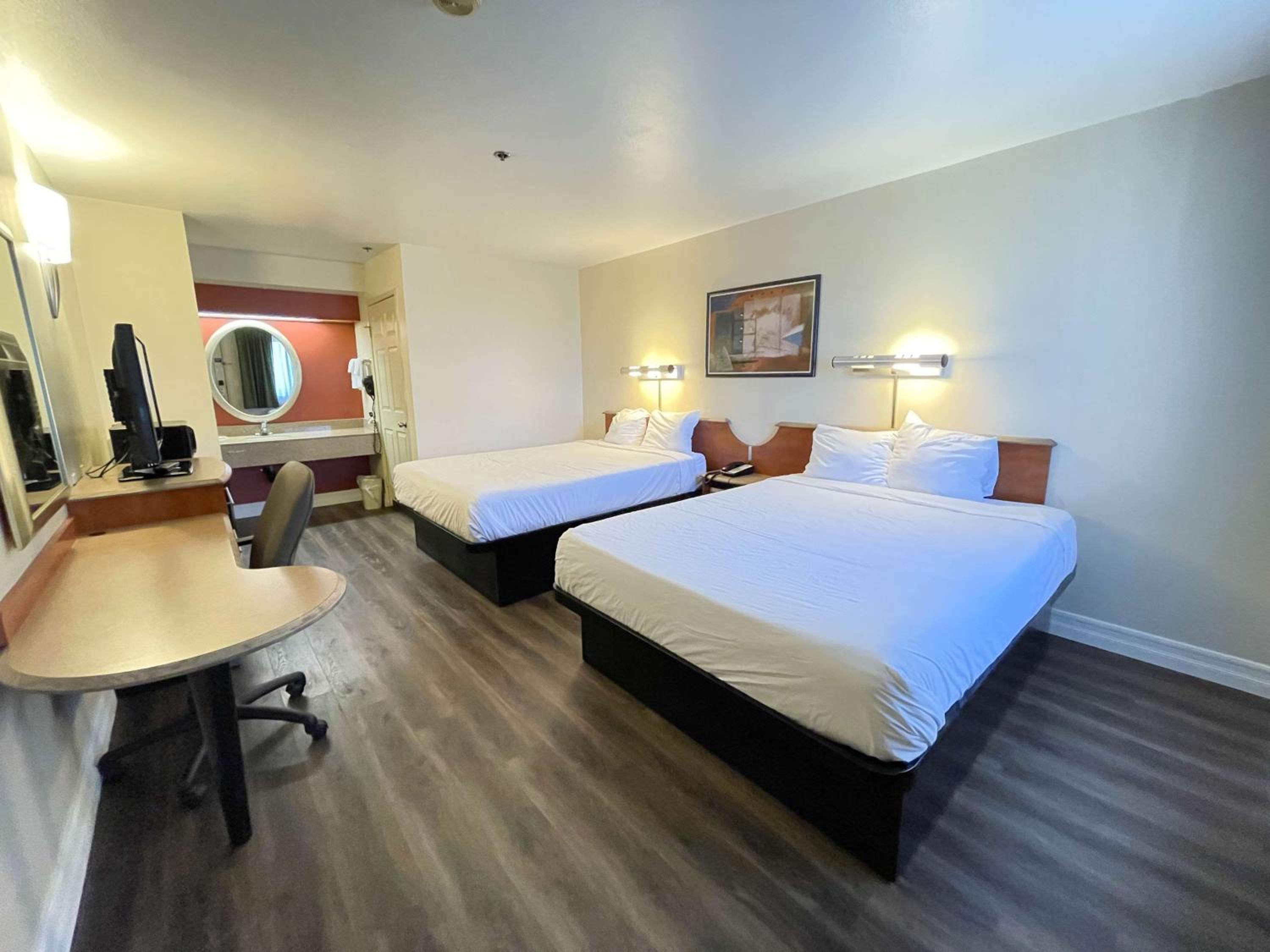 Queen Room with Two Queen Beds - Non-Smoking - Photo 2