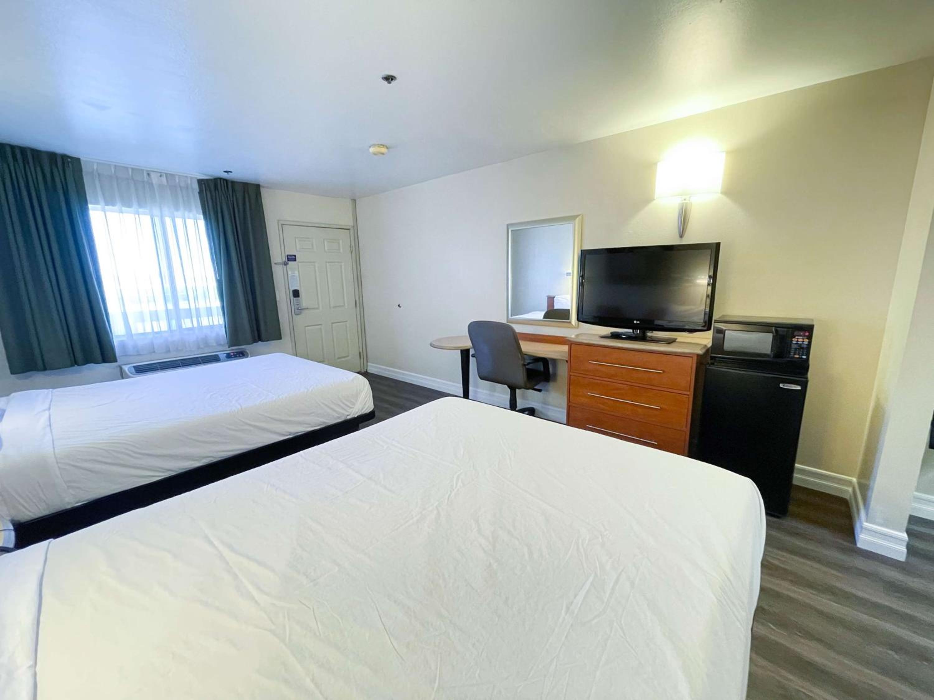 Queen Room with Two Queen Beds - Disability Access - Non-Smoking - Photo 2