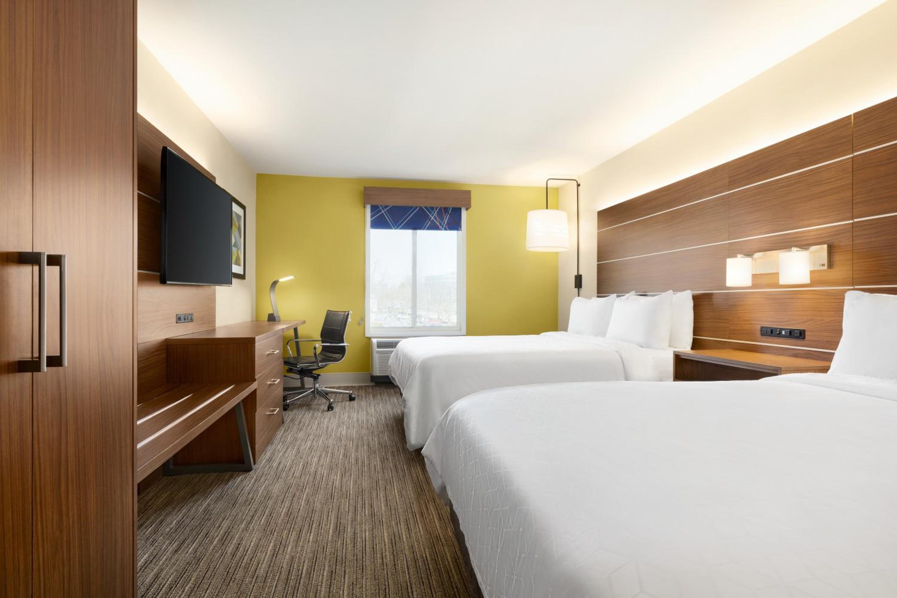 Queen Room with Two Queen Beds - Non-Smoking - Photo 8
