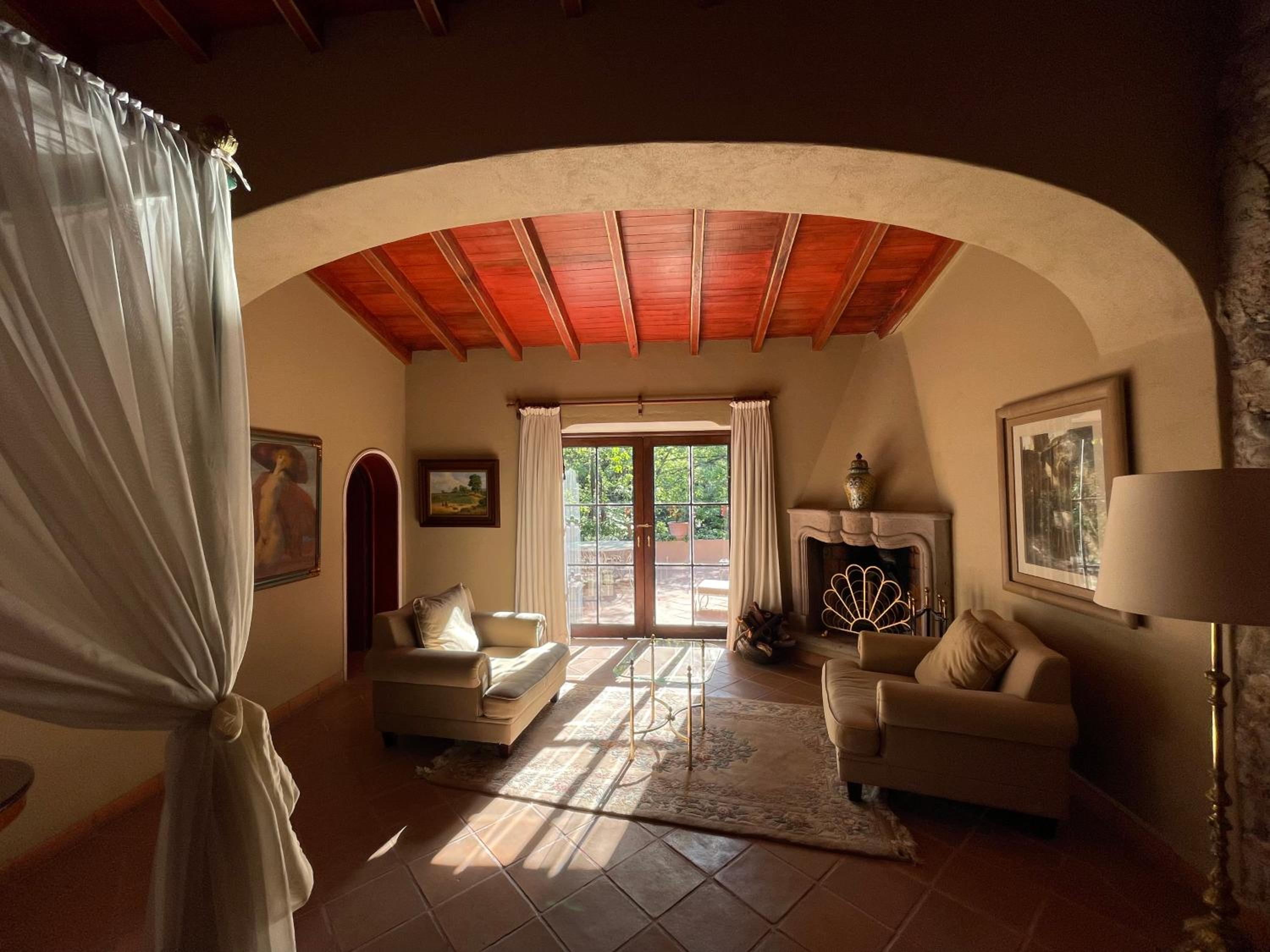 Superior King Suite - Photo 9