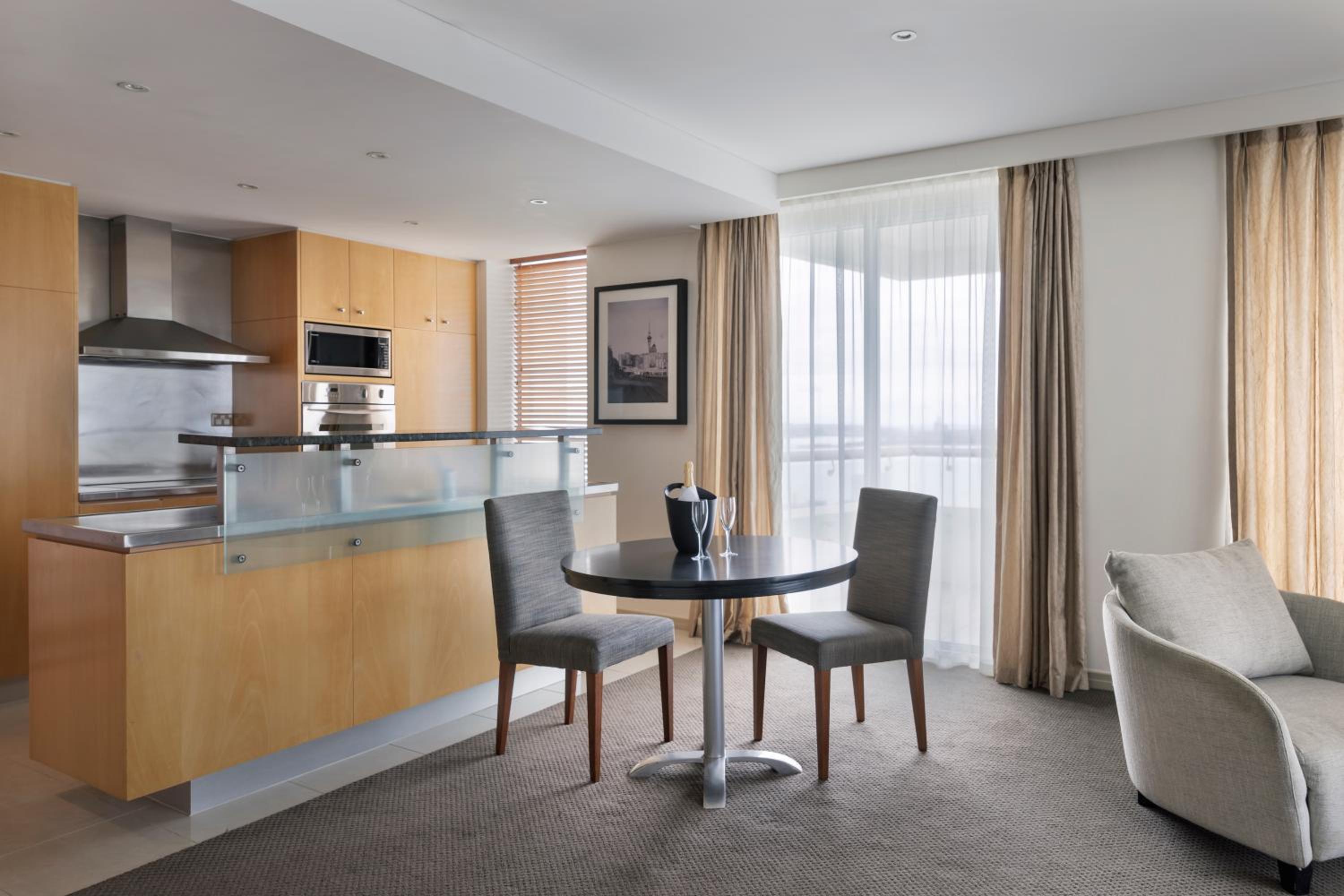 Deluxe One-Bedroom Apartment - Photo 3