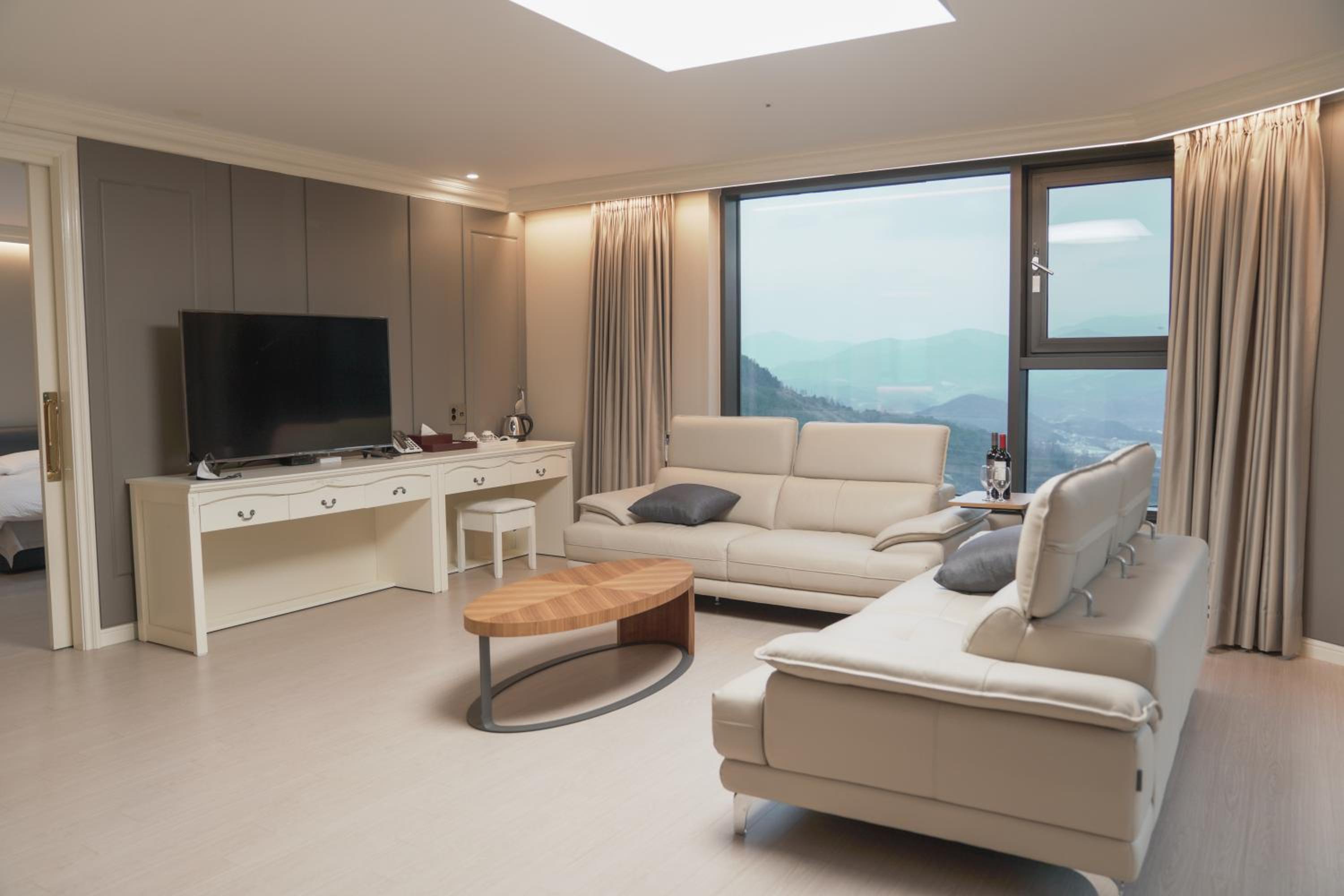 One-Bedroom Suite - Photo 4
