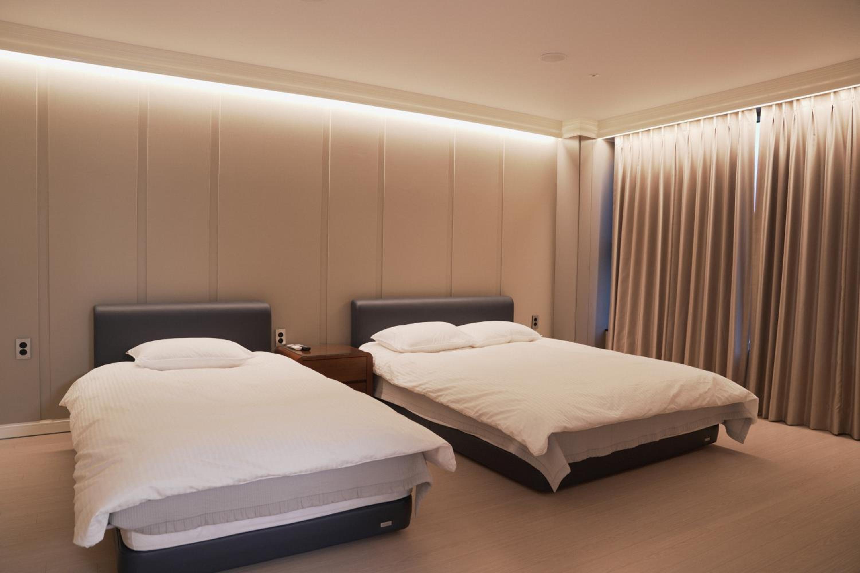 One-Bedroom Suite - Photo 2