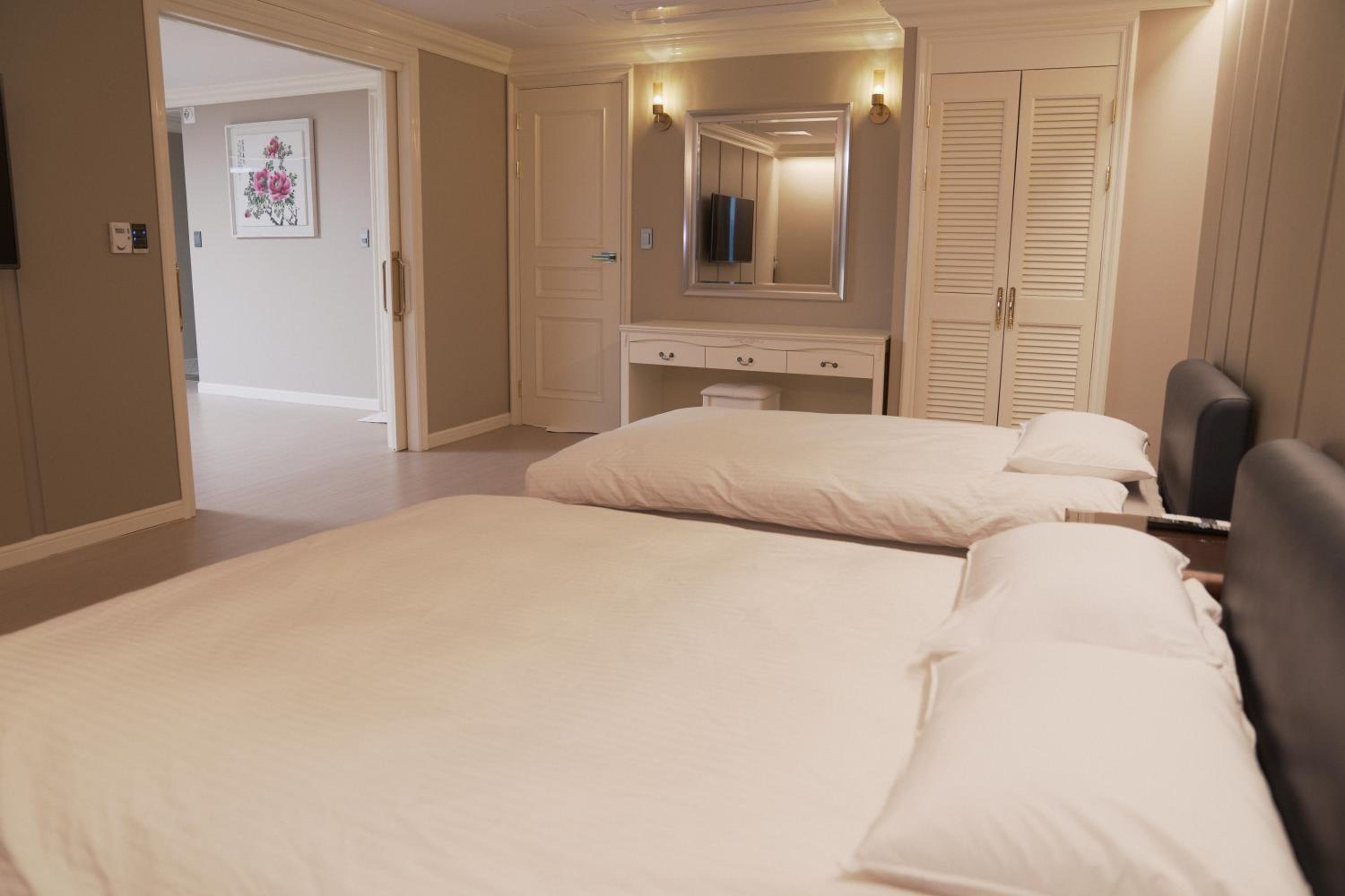 One-Bedroom Suite - Photo 1