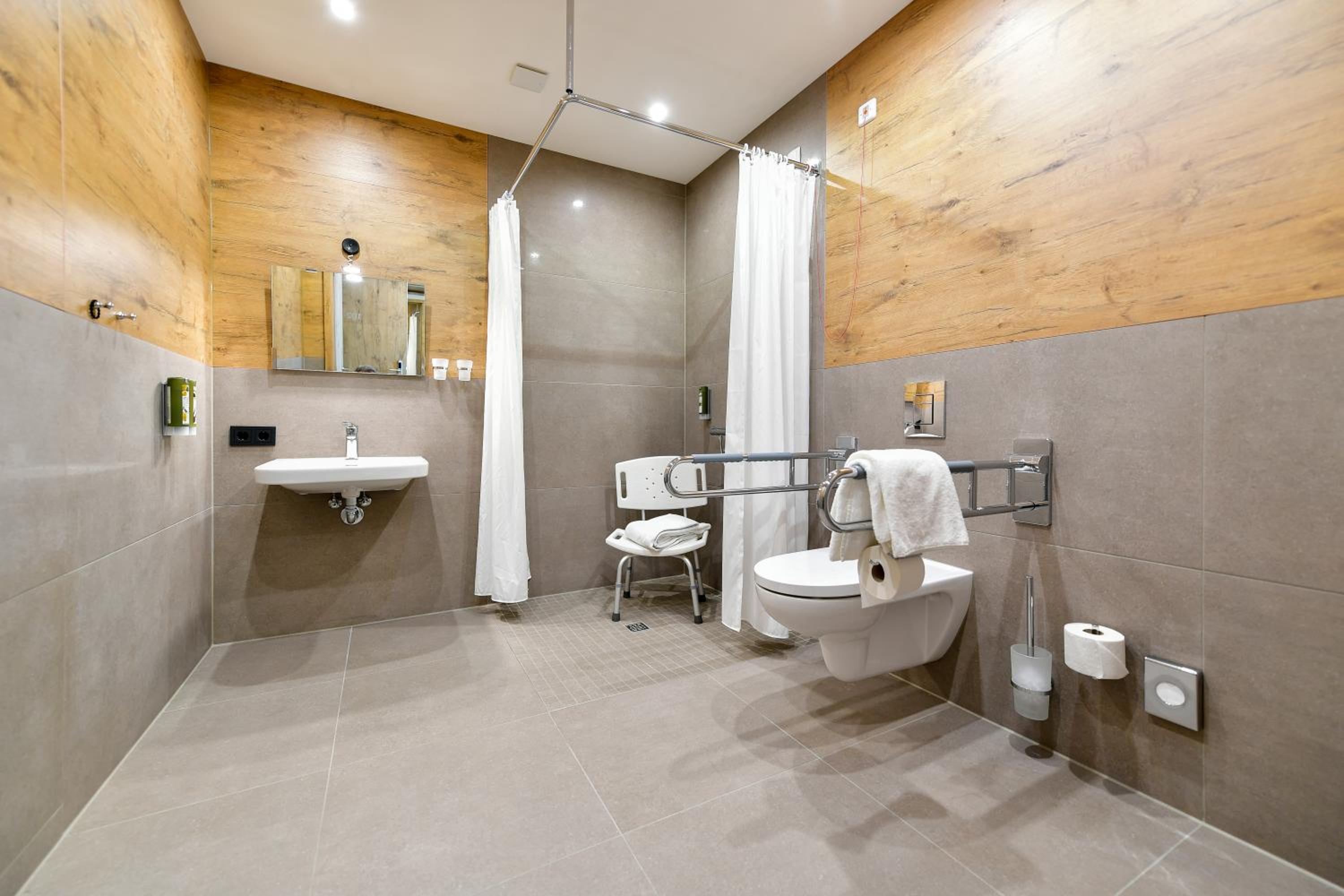 Comfort Twin Room with Roll-in Shower - Mobility Access - Photo 2