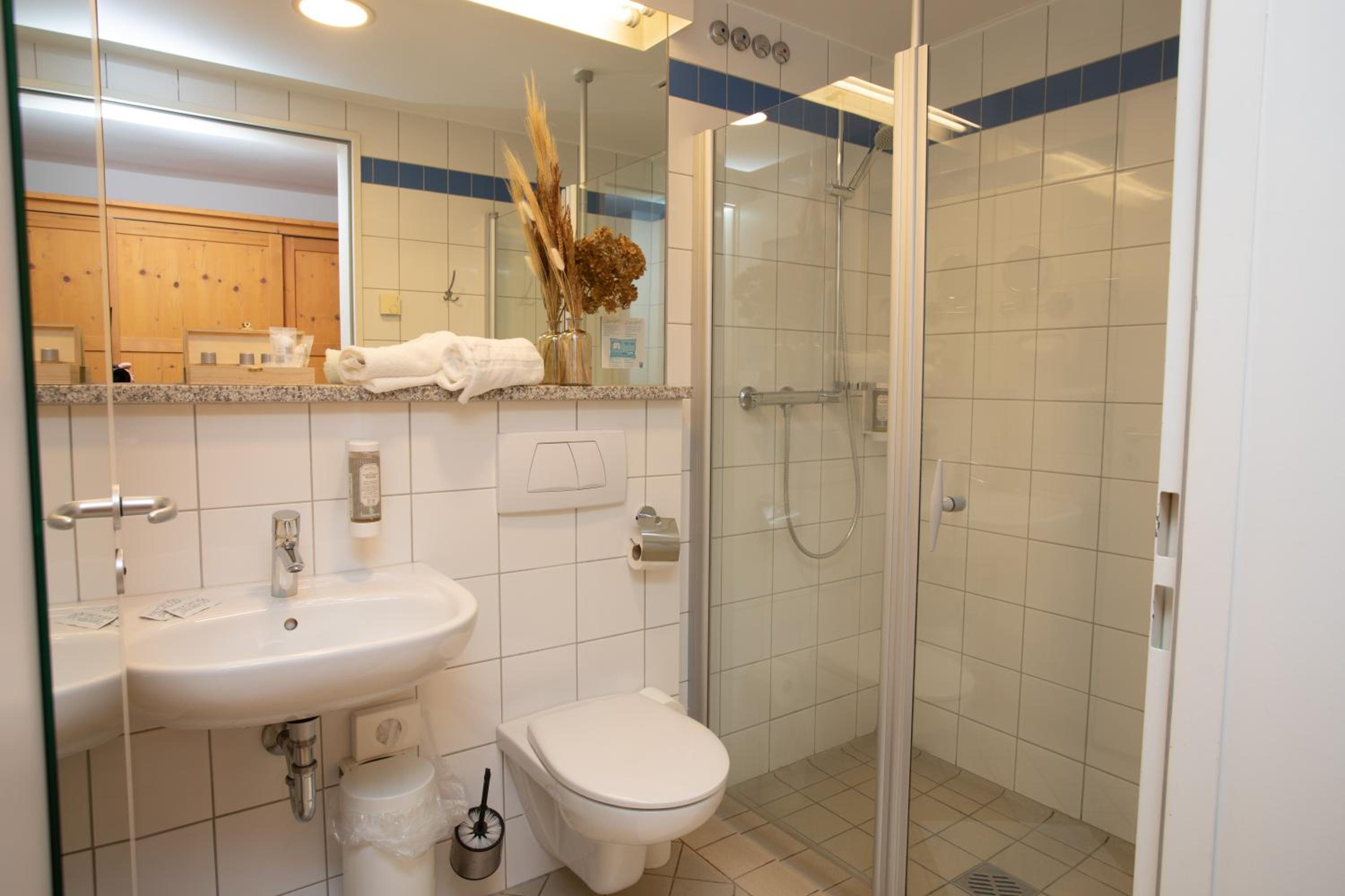 Double Room with Balcony - Photo 10