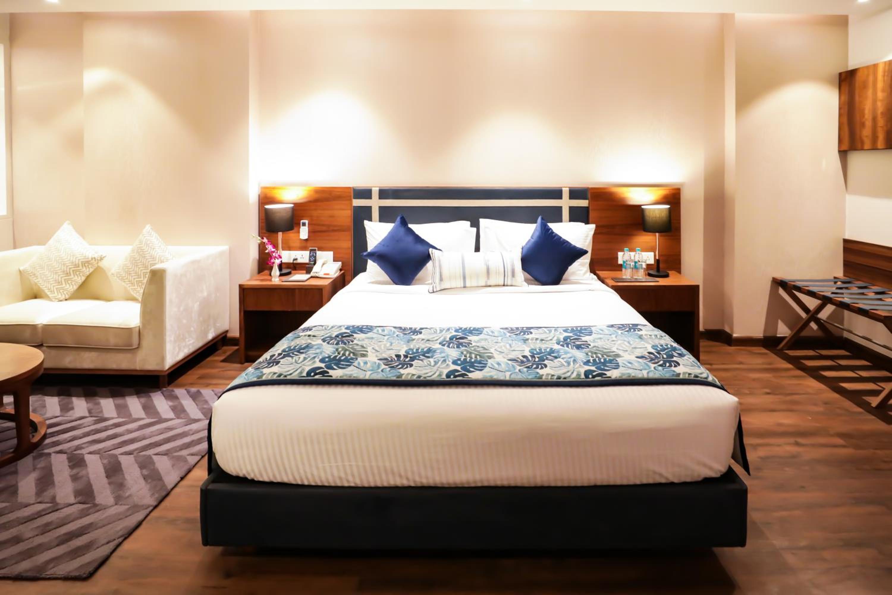 Executive Double Room with Balcony - Photo 4