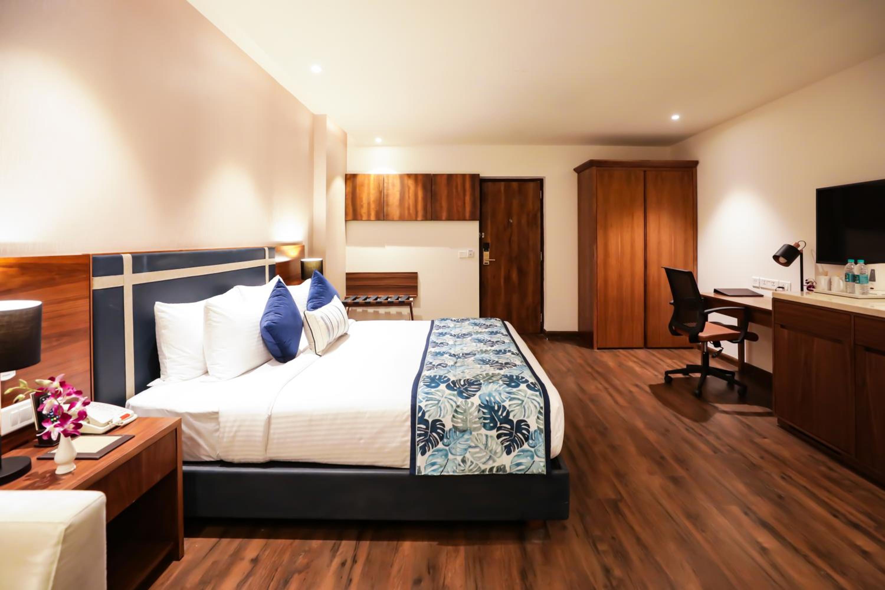 Executive Double Room with Balcony - Photo 5