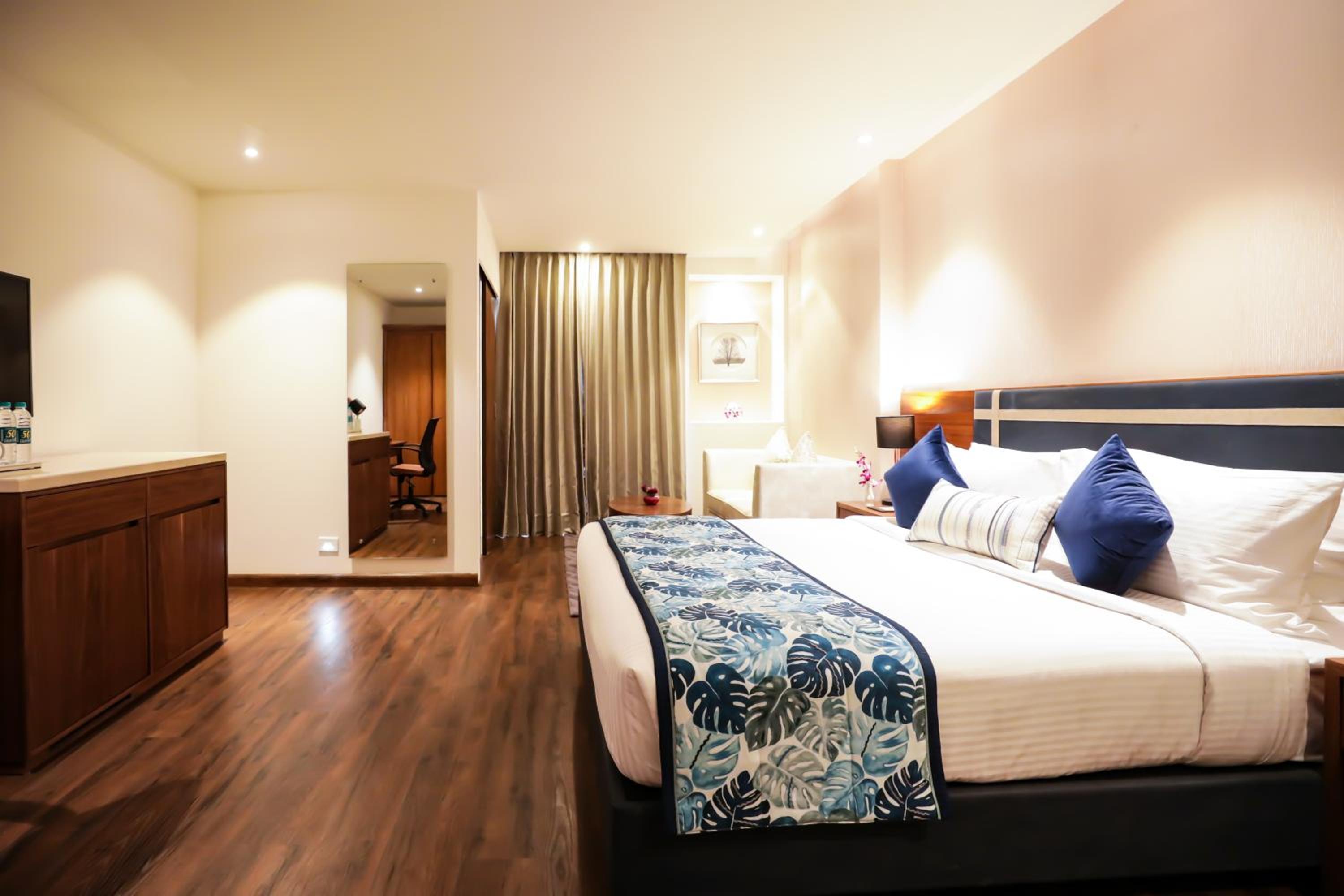 Executive Double Room with Balcony - Photo 6