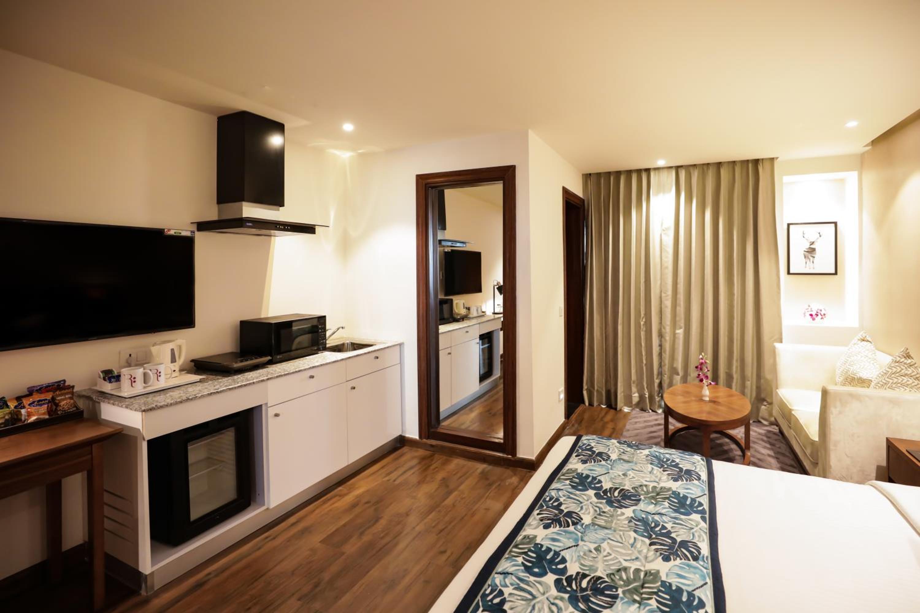 Executive Room with Kitchenette and Balcony - Photo 4