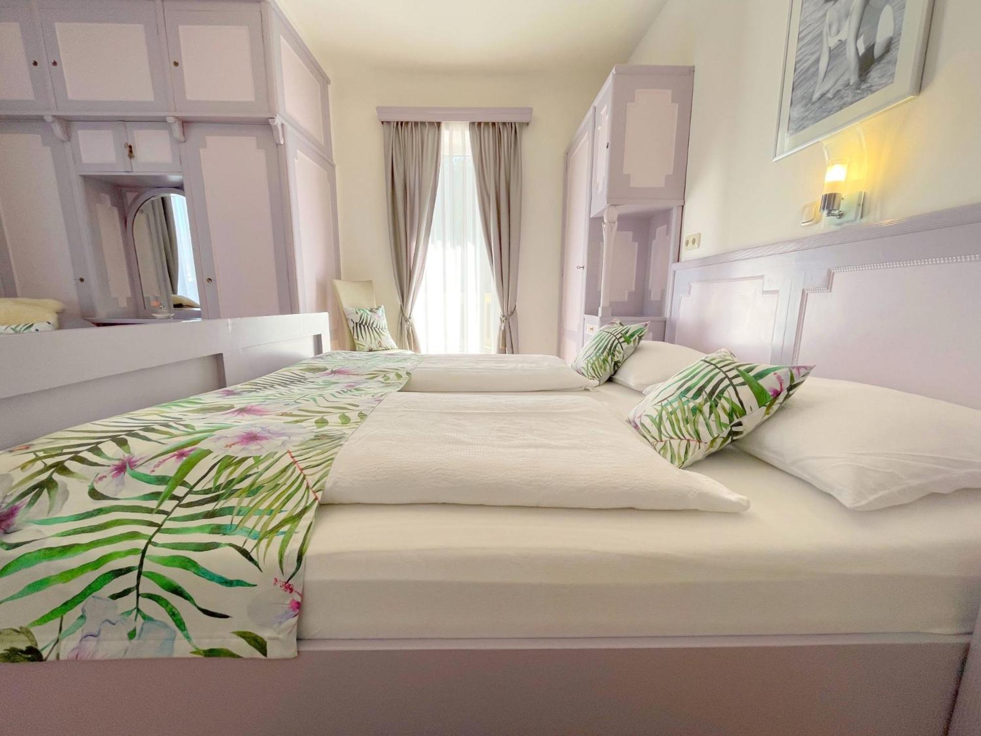 Large One-Bedroom Apartment with Balcony photo 1