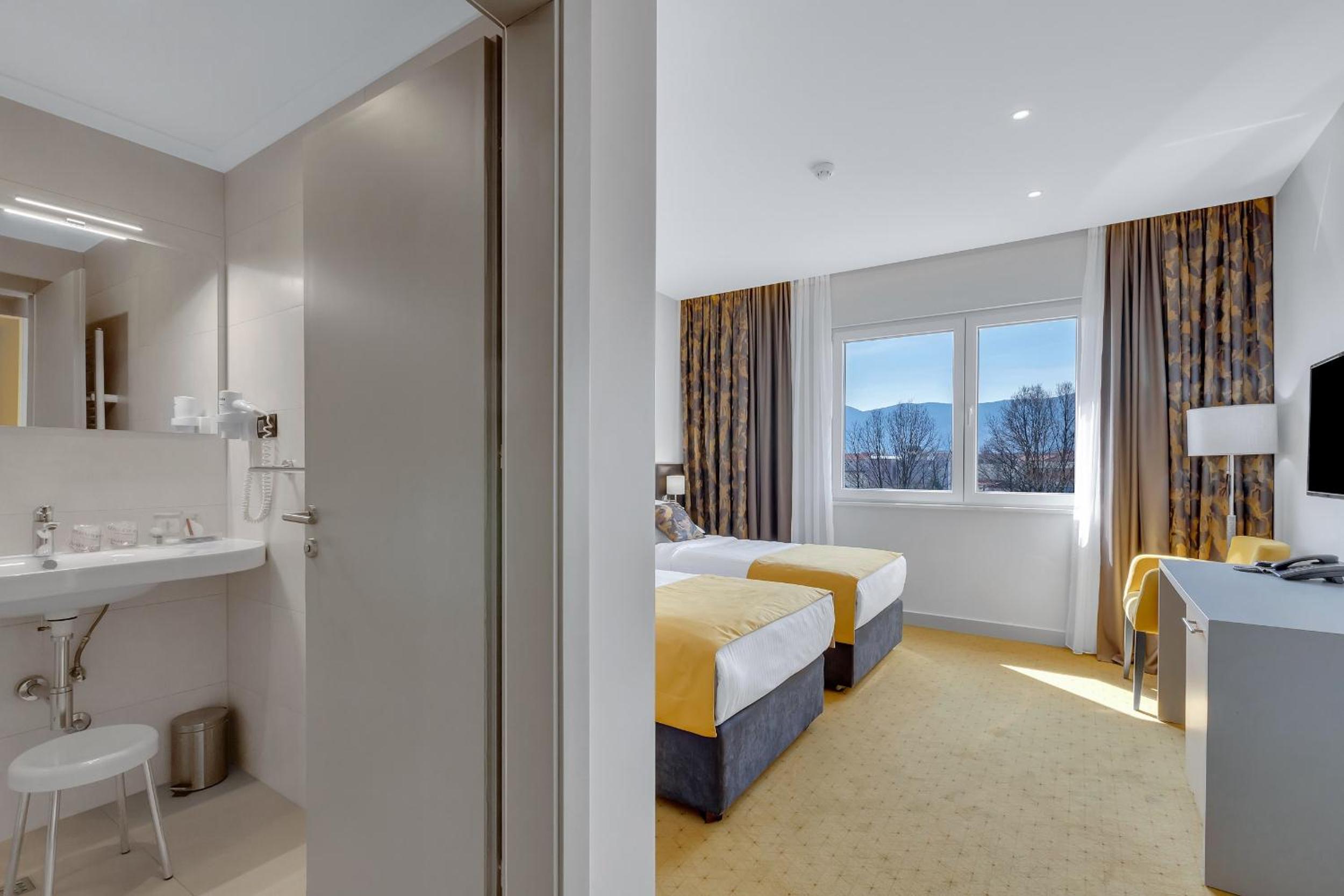 Standard Twin Room photo 2