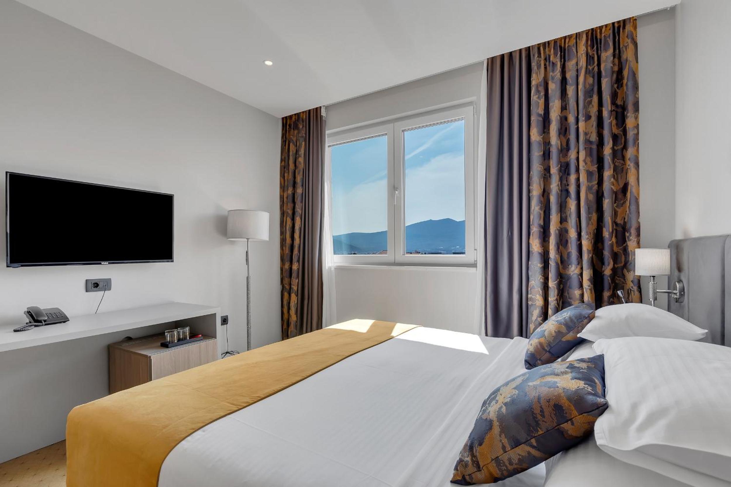 Deluxe King Room photo 3
