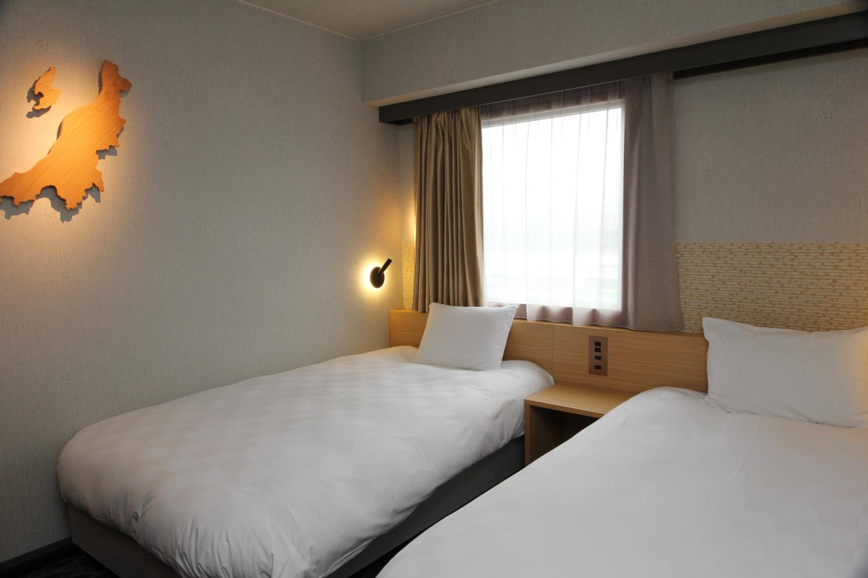Twin Room - Non-Smoking - Photo 4