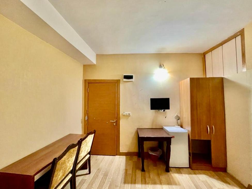 Economy Triple Room photo 2