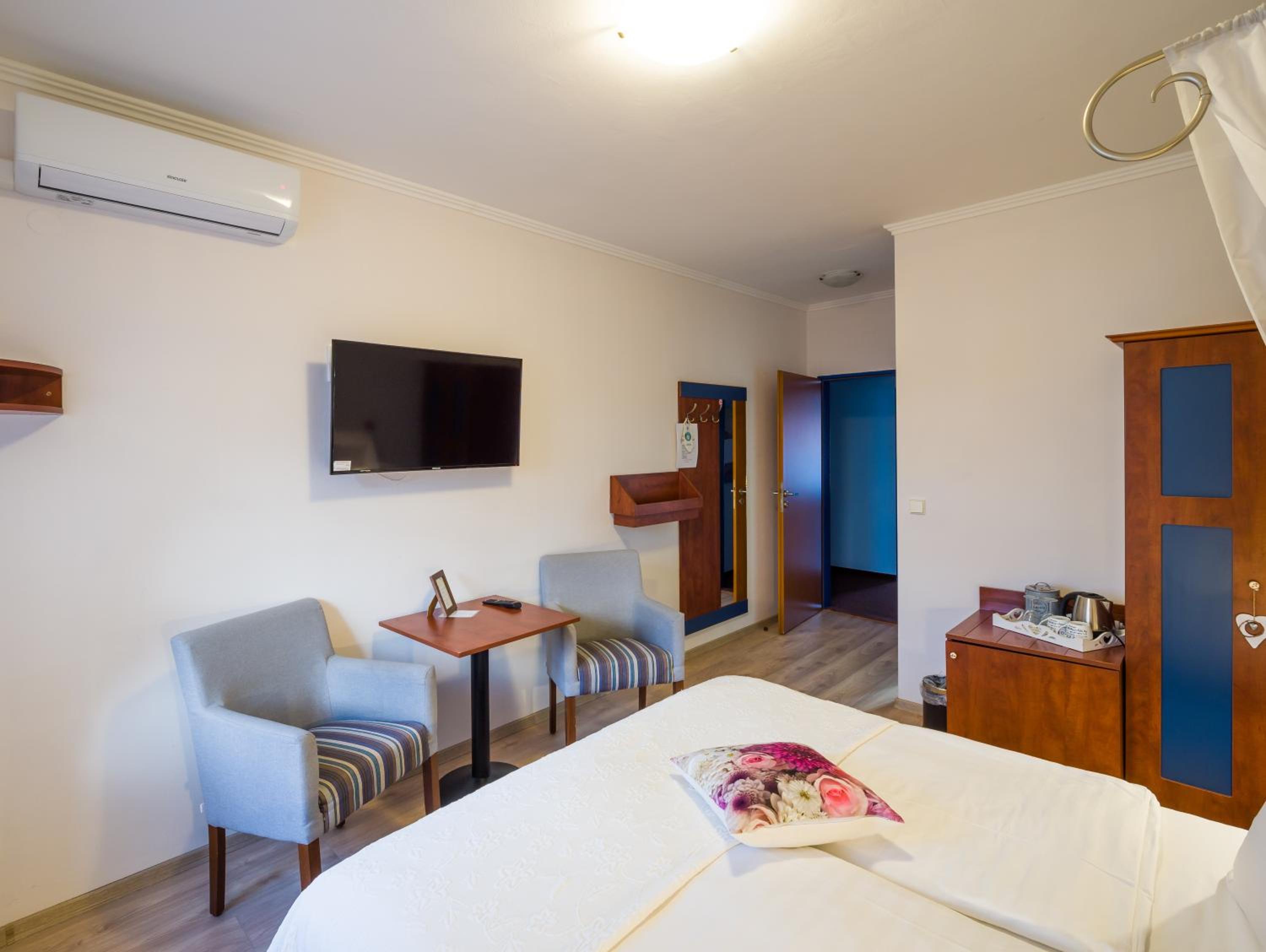 Standard Double or Twin Room photo 2