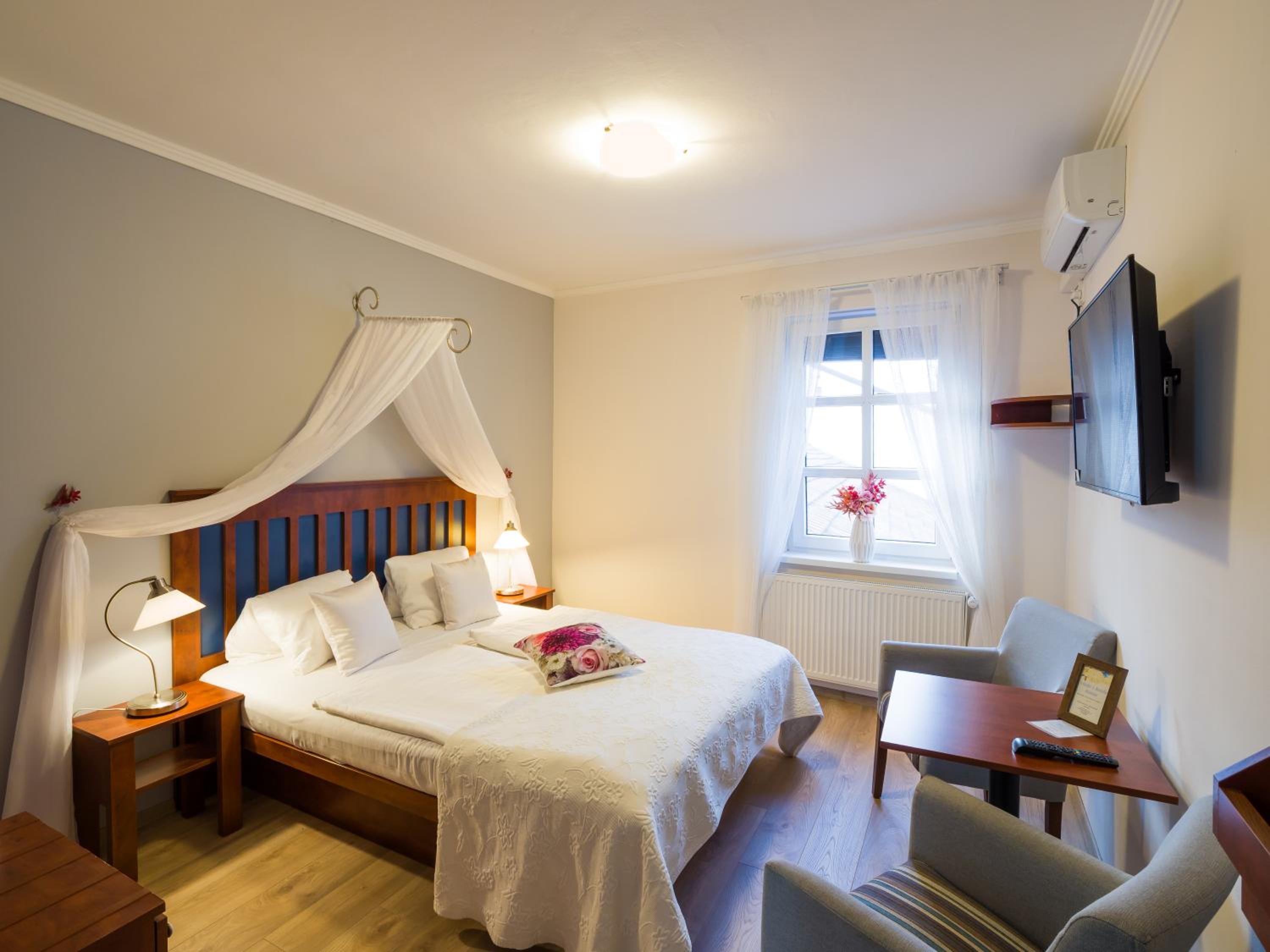 Standard Double or Twin Room photo 1