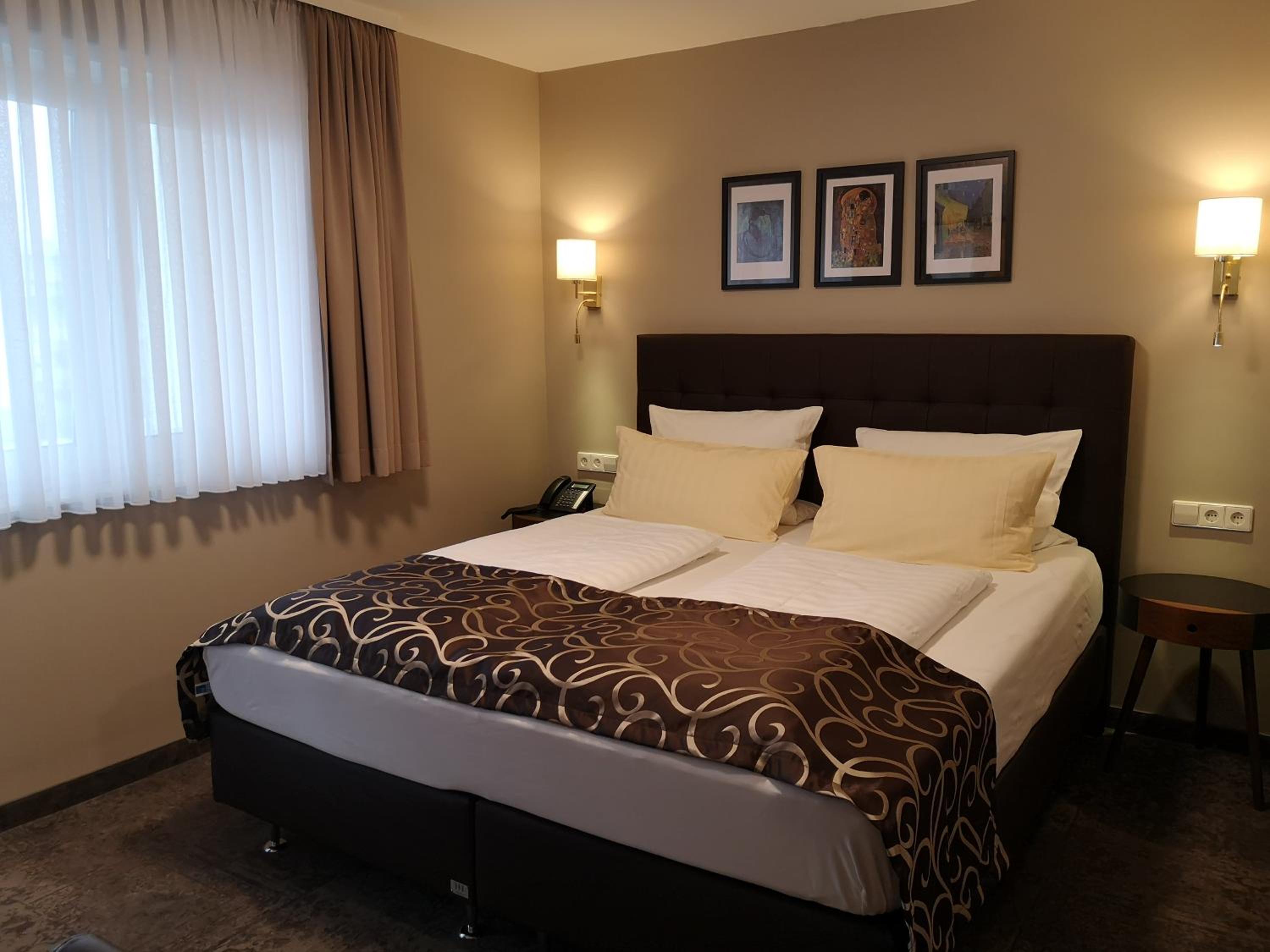 King Room with Balcony - Photo 1