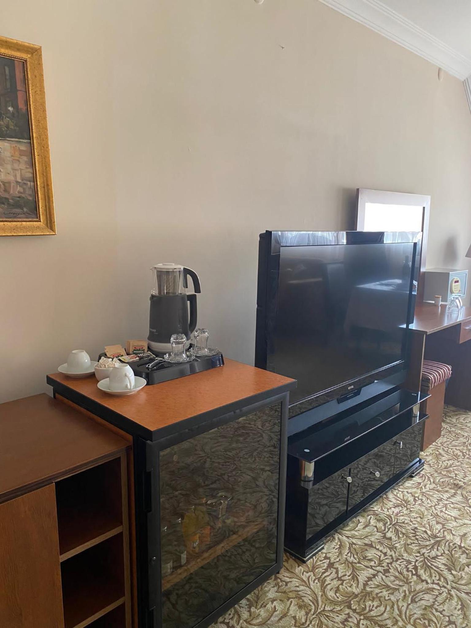 Deluxe King Suite photo 3
