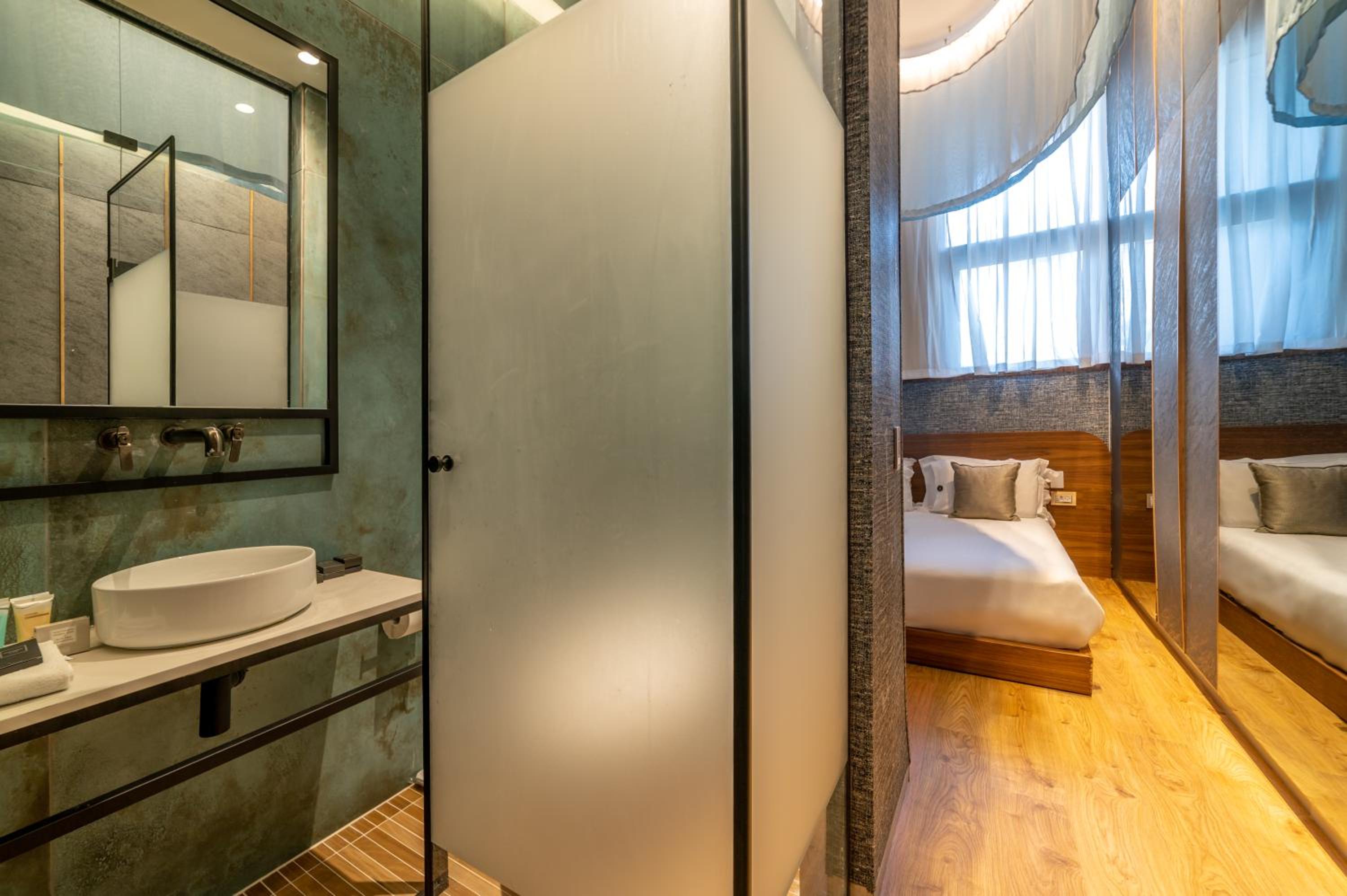 Small Modern Single Room photo 2