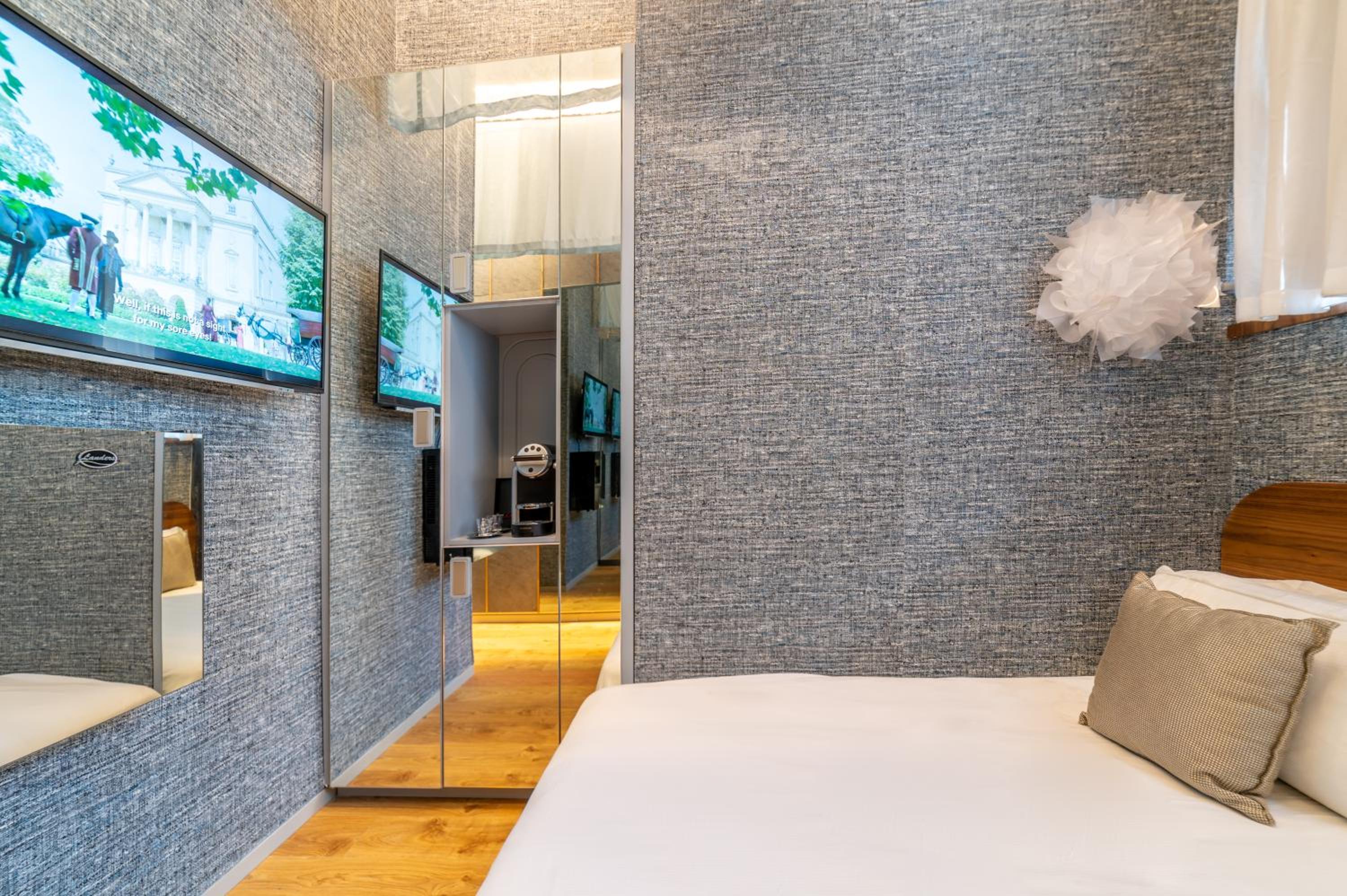 Small Modern Single Room photo 3
