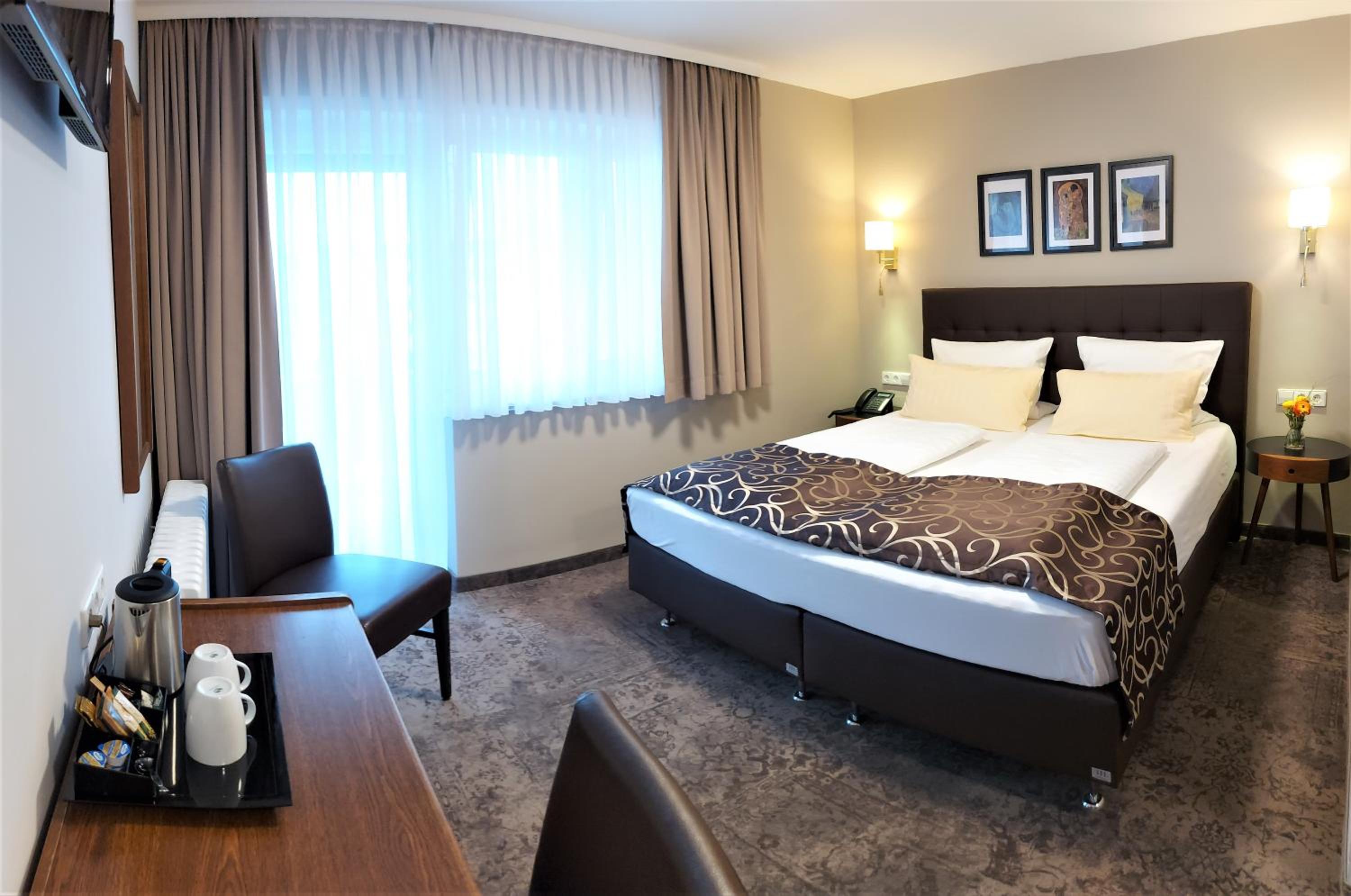 King Room with Balcony - Photo 4