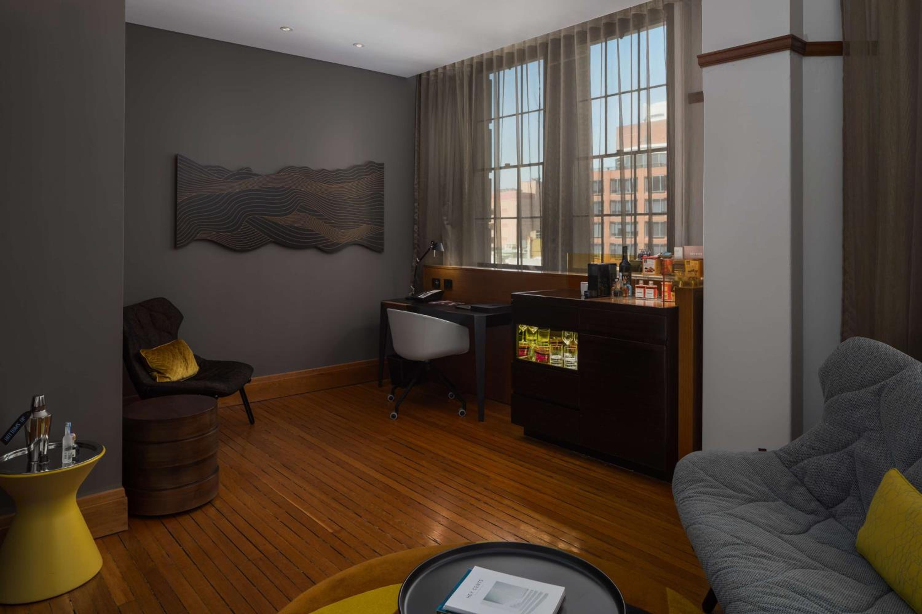 QT Corner Suite