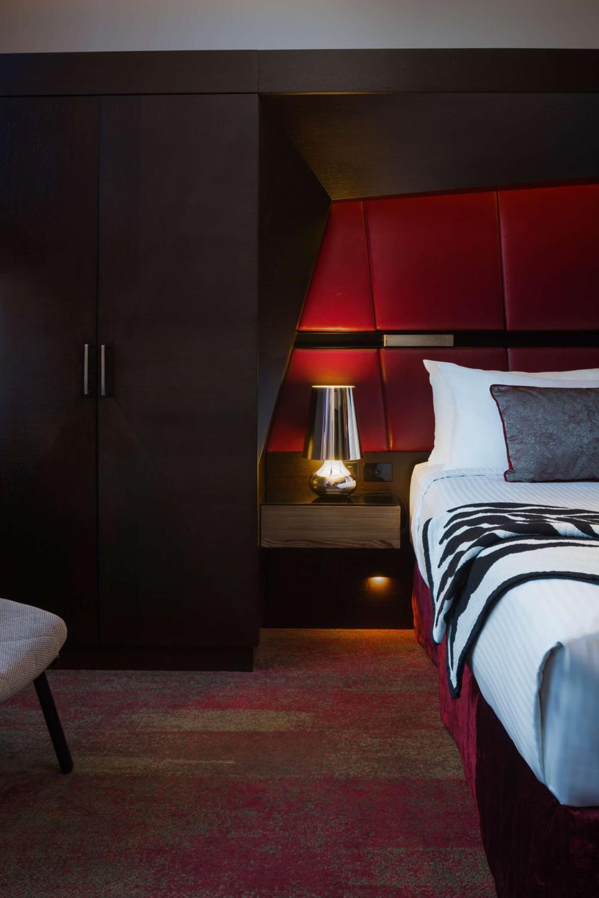 QT Executive King Room thumbnail 5