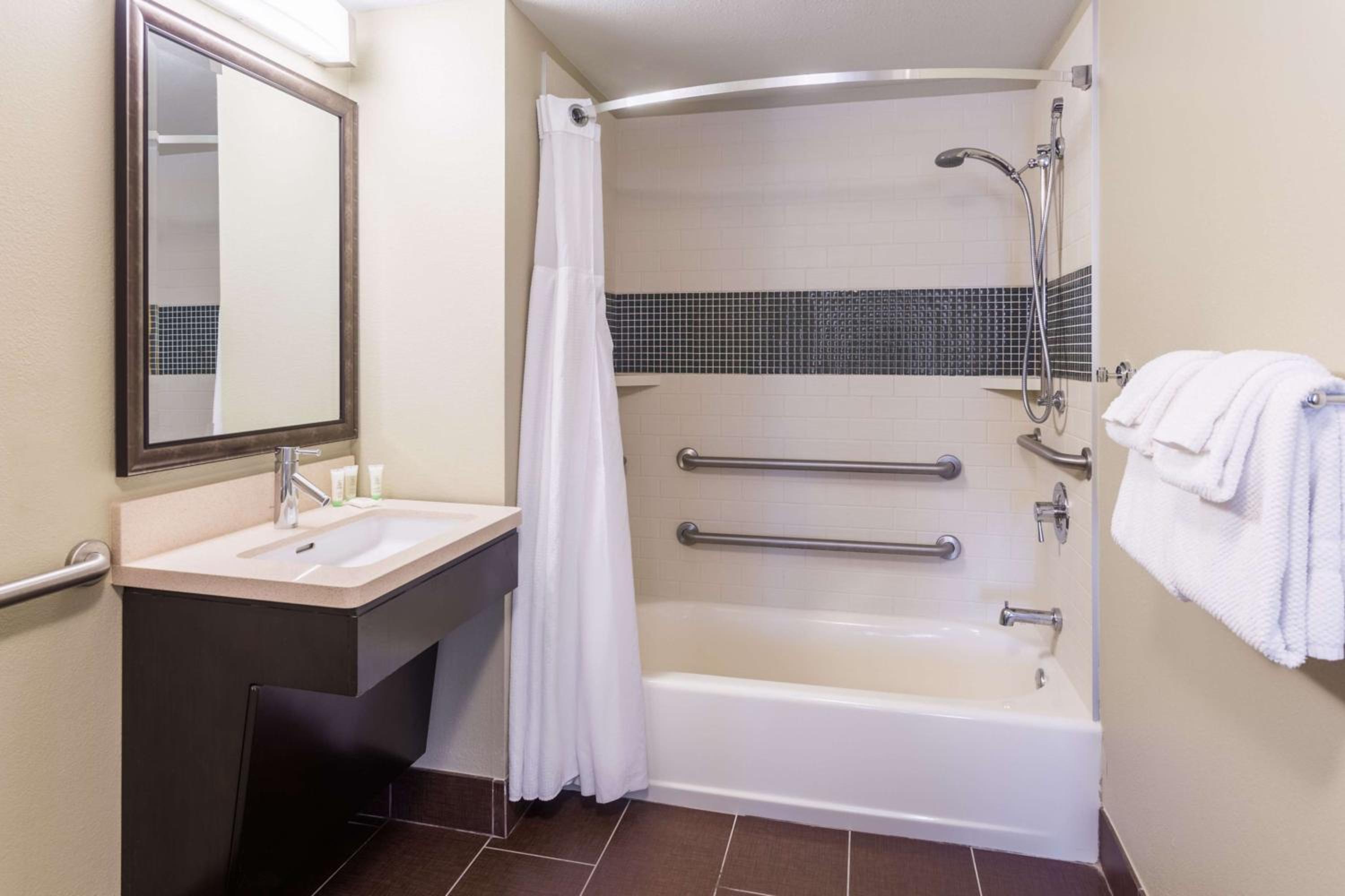 One-Bedroom Queen Suite with Roll-In Shower - Mobility Accessible photo 3