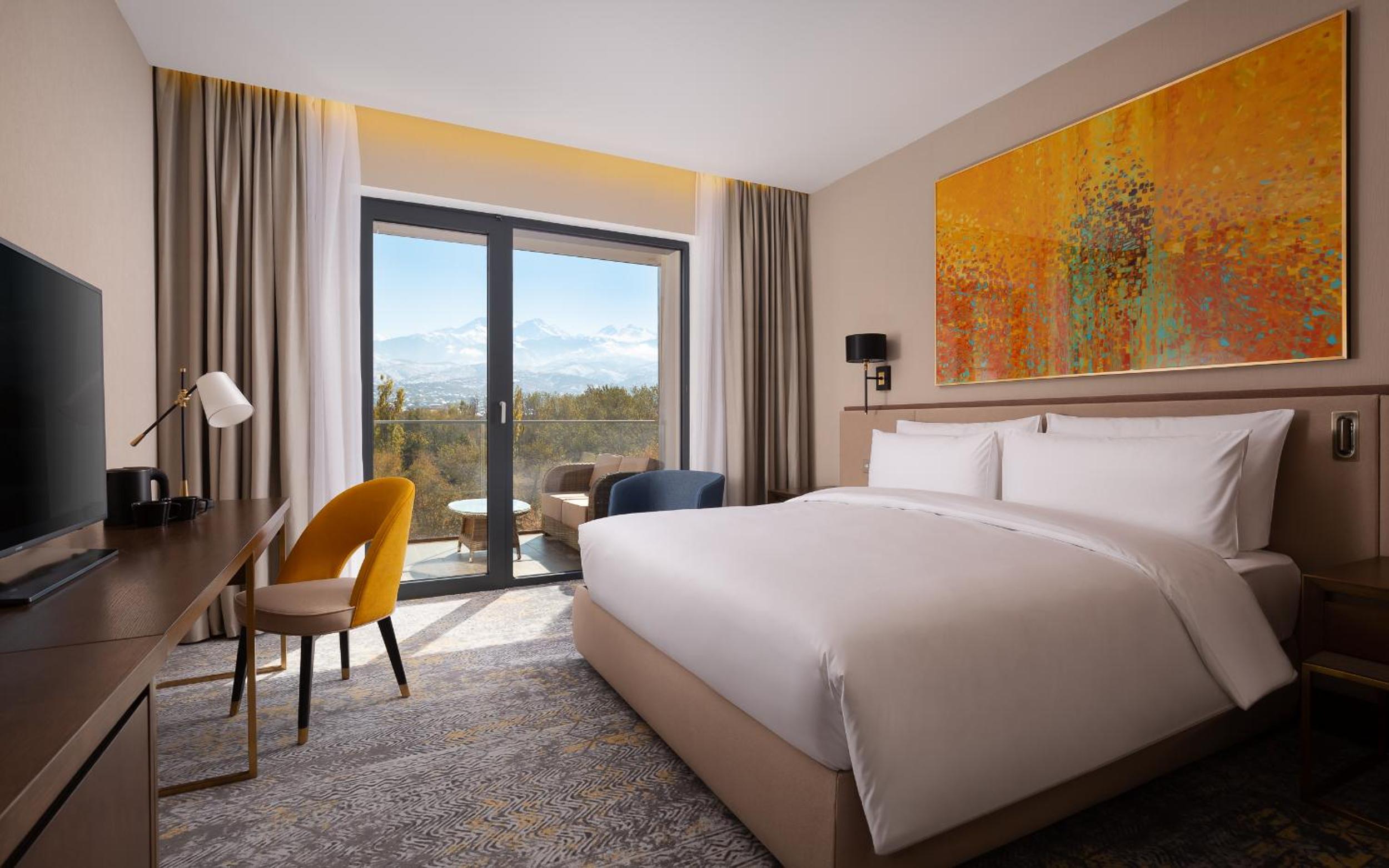 Classic King Room with Panoramic Mountain View - Photo 1