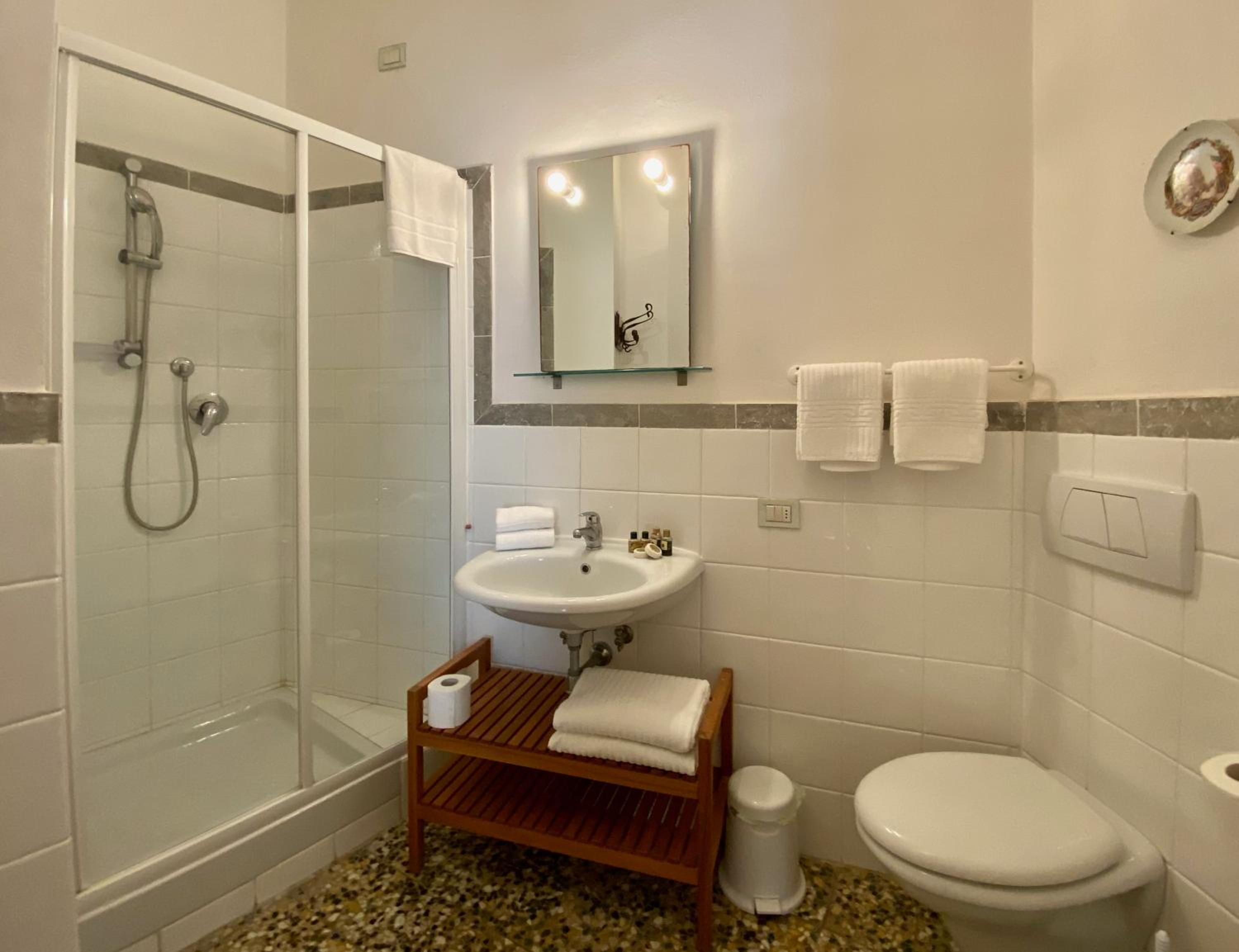 Suite - Photo 3
