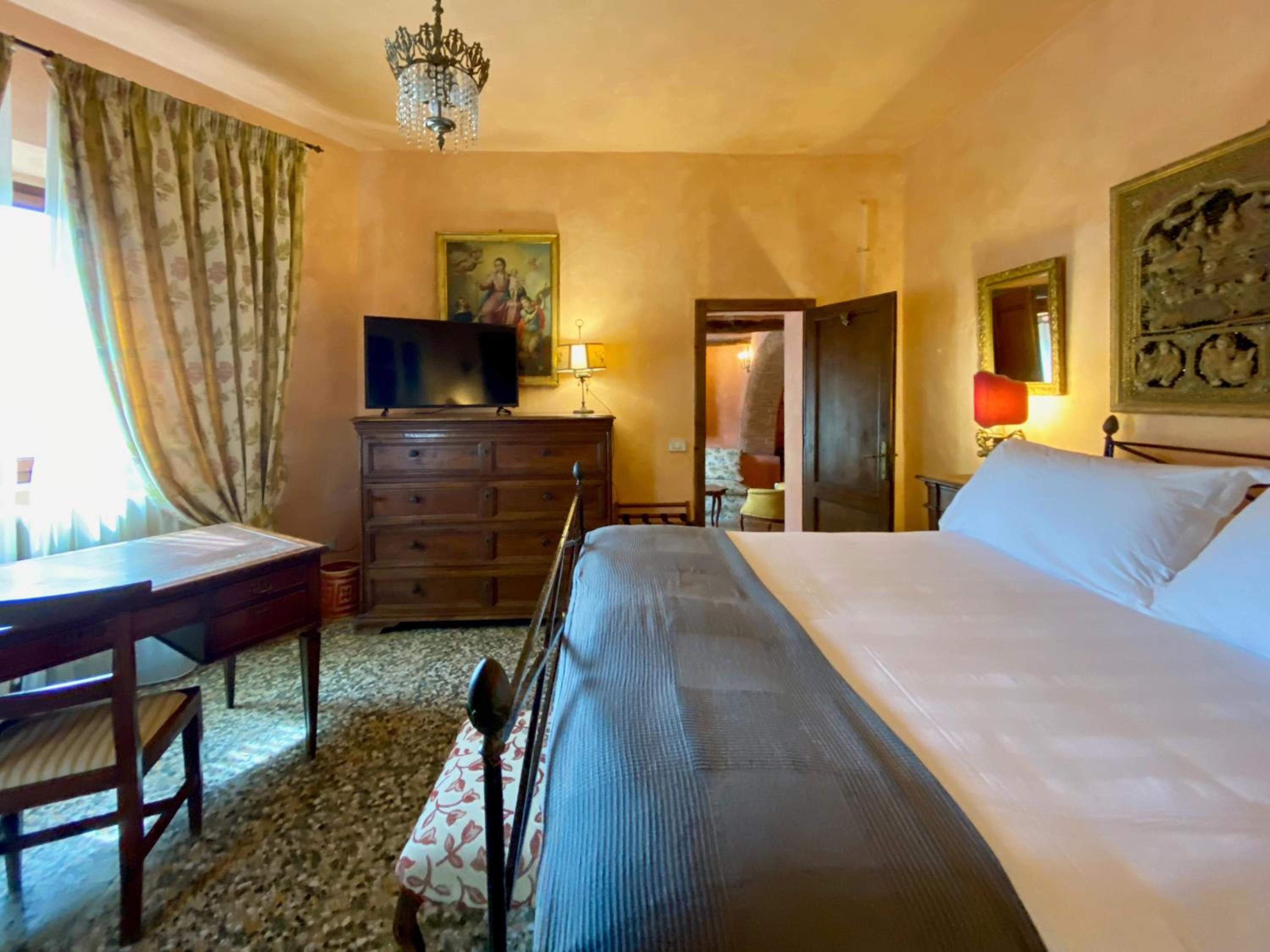Suite - Photo 1
